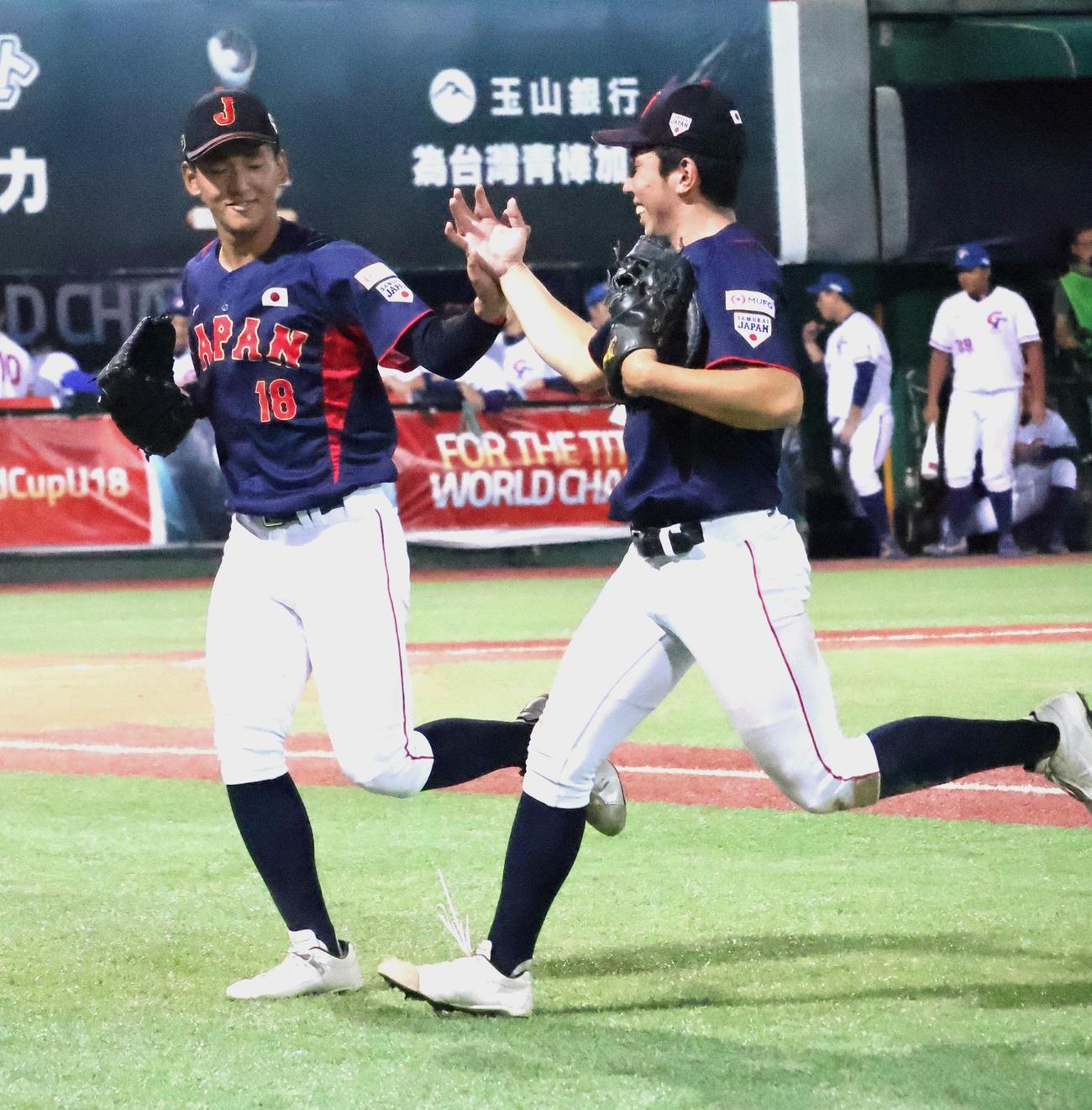 台湾戦で5回を抑え笑顔の前田（左）と寺地（撮影・柏原誠）