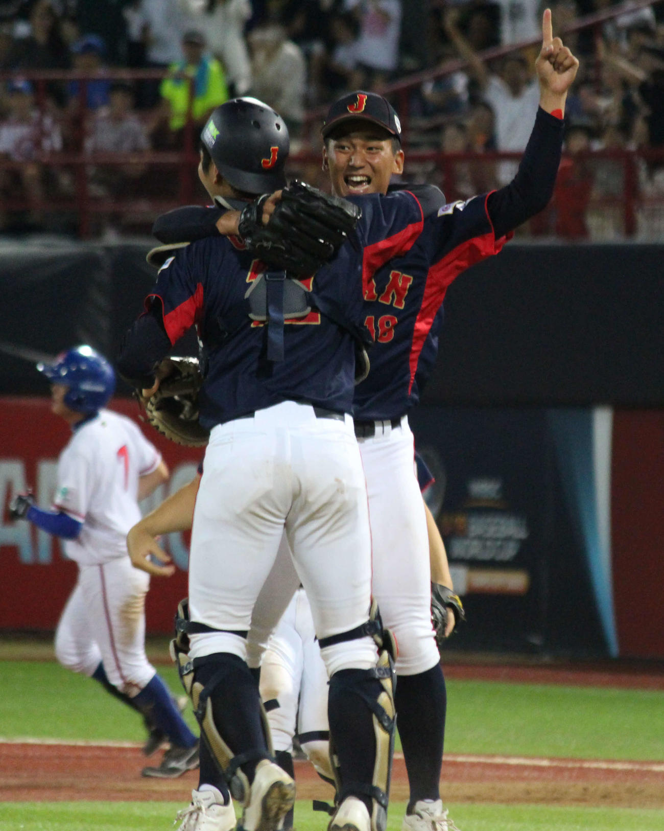 日本対台湾　優勝を決め喜ぶ前田悠伍（撮影・保坂恭子）
