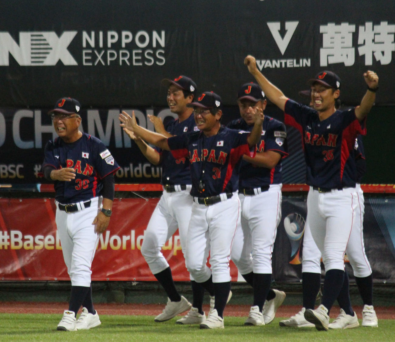 日本対台湾　勝利しベンチから飛び出す日本の馬淵監督（左端）らコーチ陣（撮影・保坂恭子）