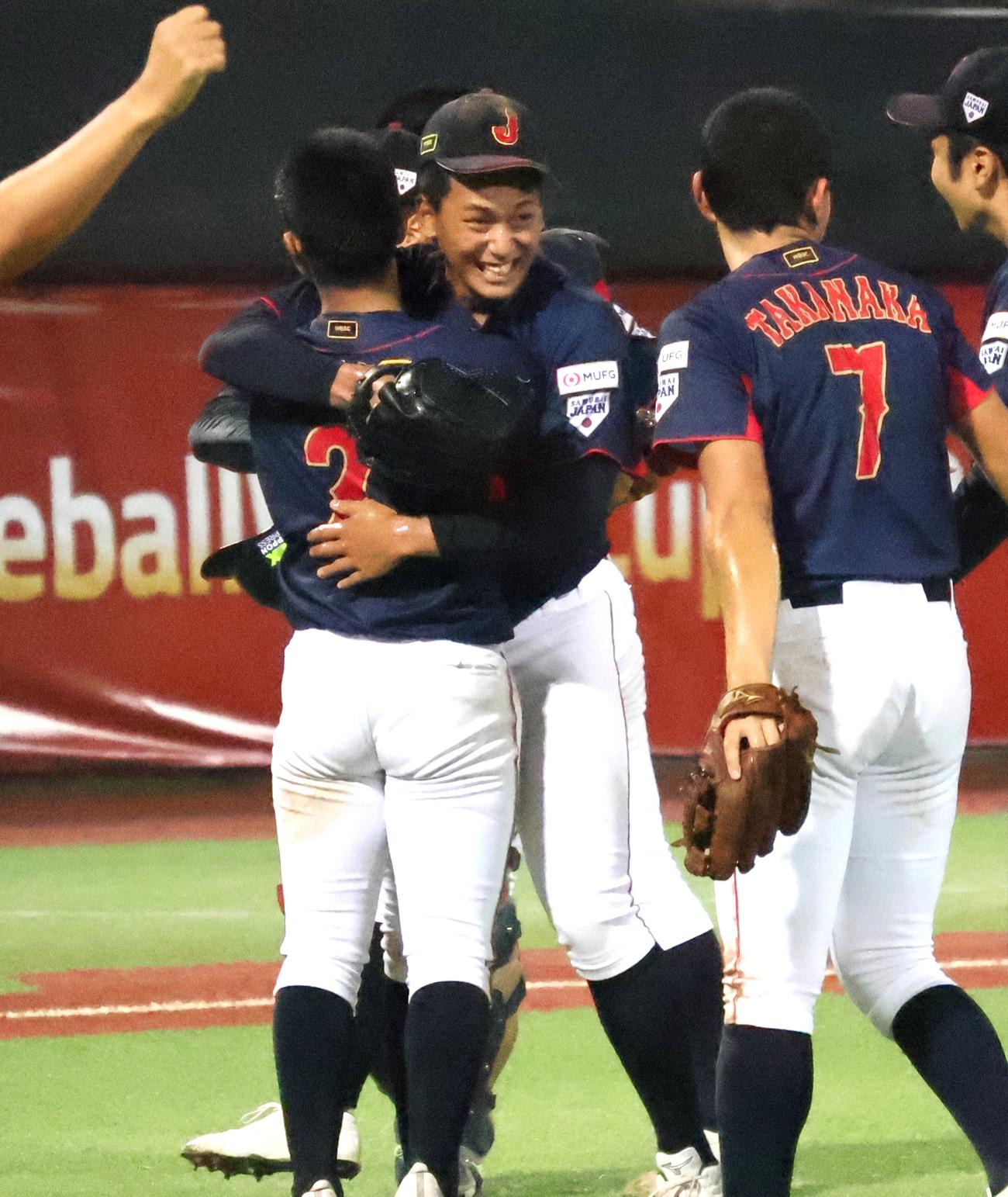 優勝を決め抱き合う前田と緒方（撮影・柏原誠）