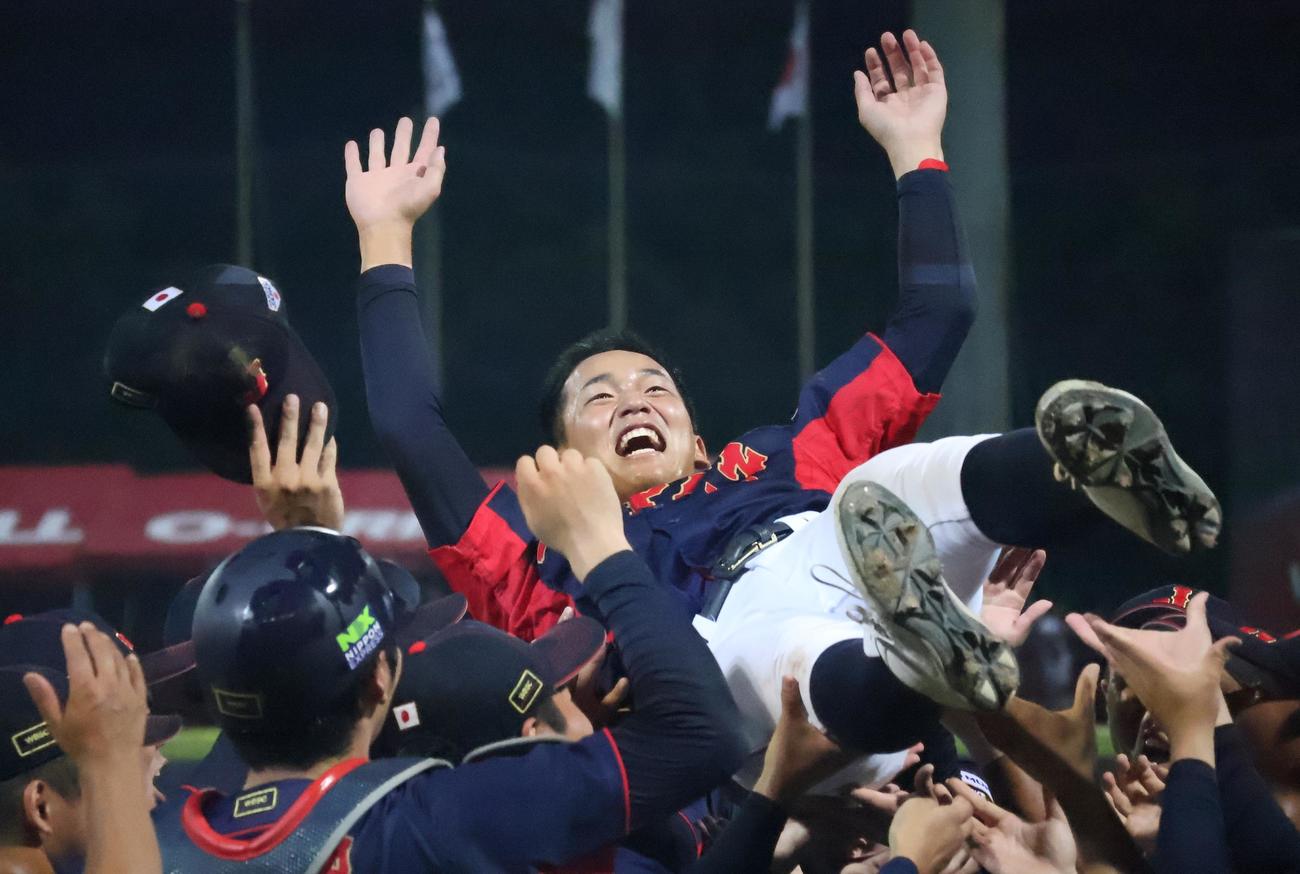 胴上げされる前田（撮影・柏原誠）