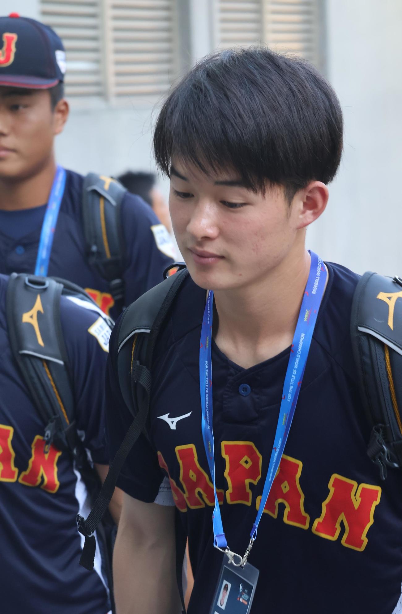 球場入りする日本・丸田（撮影・柏原誠）