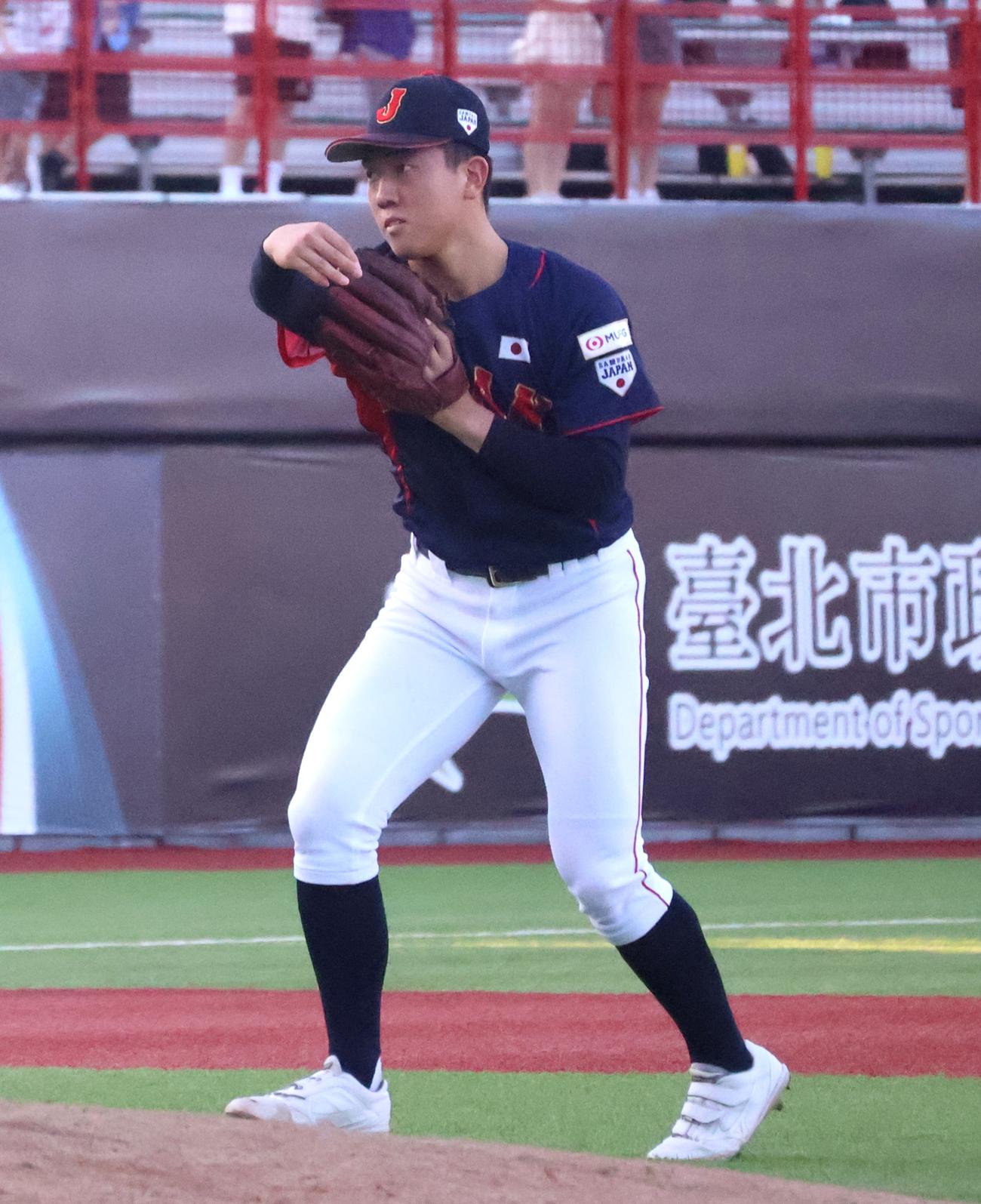 シートノックで軽快に動く小林（撮影・柏原誠）