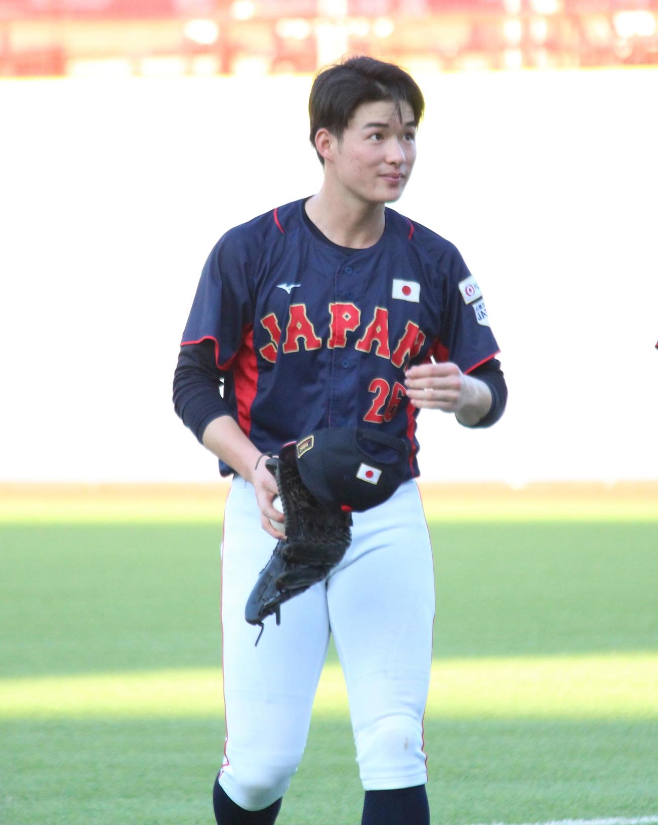 日本対台湾　試合前、スタンドからの声援に応える日本・丸田（撮影・保坂恭子）