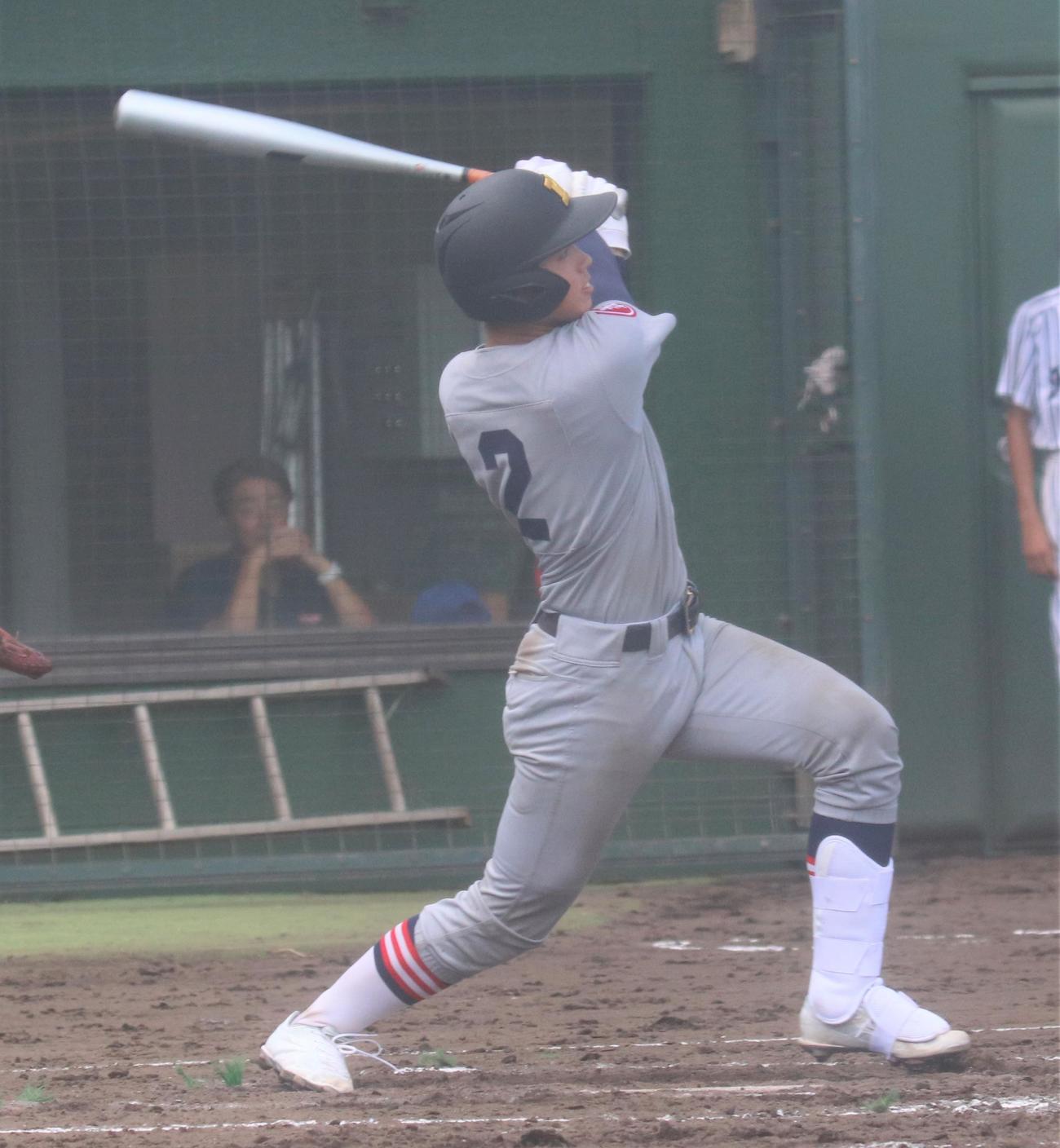 舞岡対慶応　2回裏慶応1死　左越えソロ本塁打を放つ加藤（撮影・星夏穂）