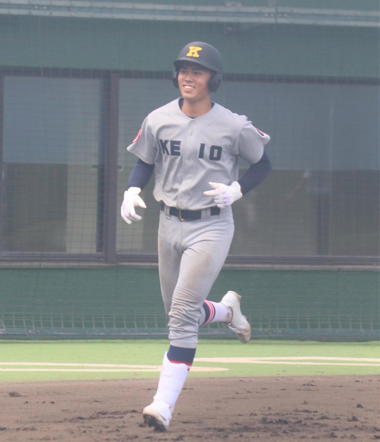 舞岡対慶応　2回裏慶応1死　左越えソロ本塁打を放ち笑顔で生還する加藤（撮影・星夏穂）