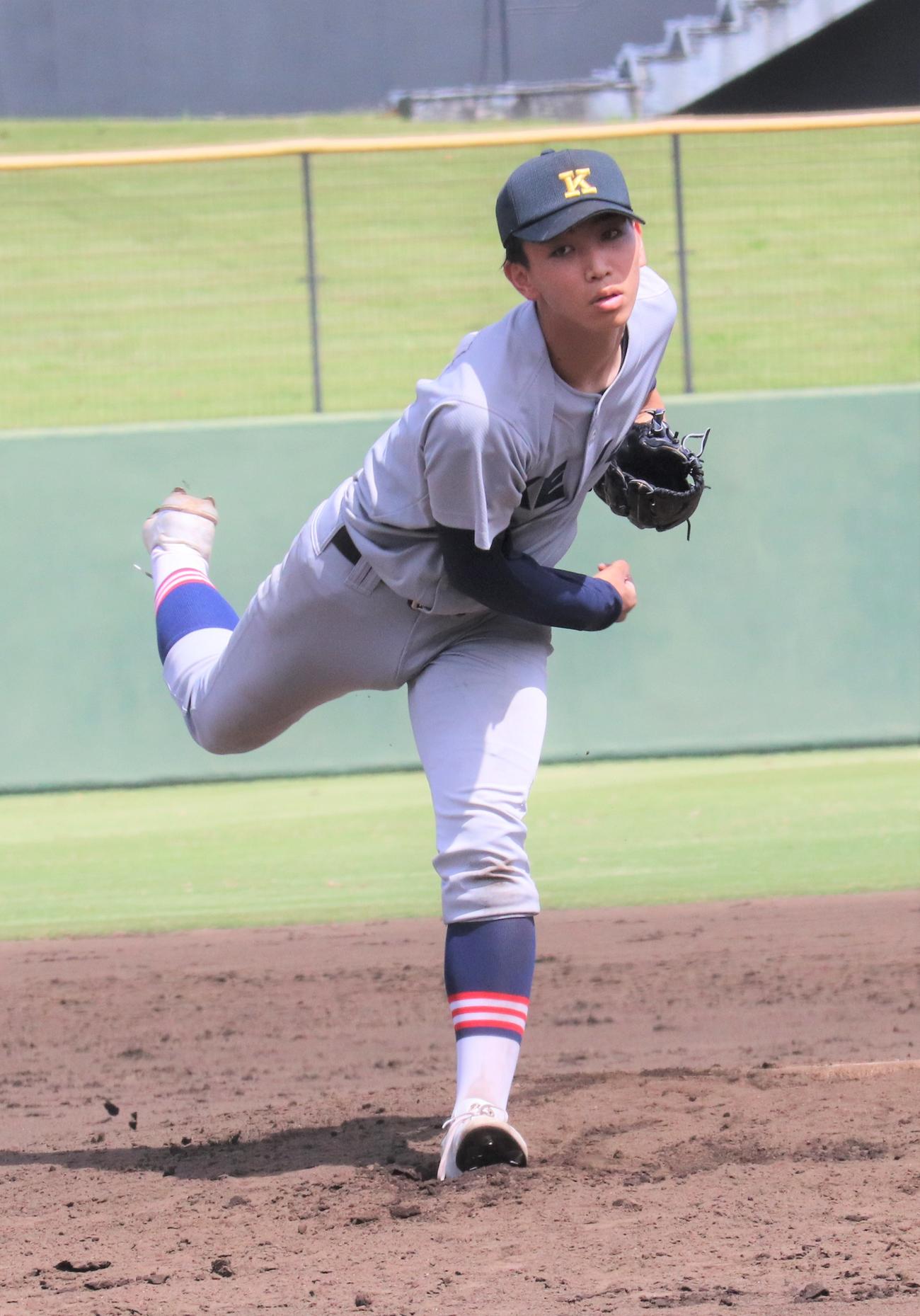 舞岡対慶応　3番手で登板したエースの小宅（撮影・星夏穂）