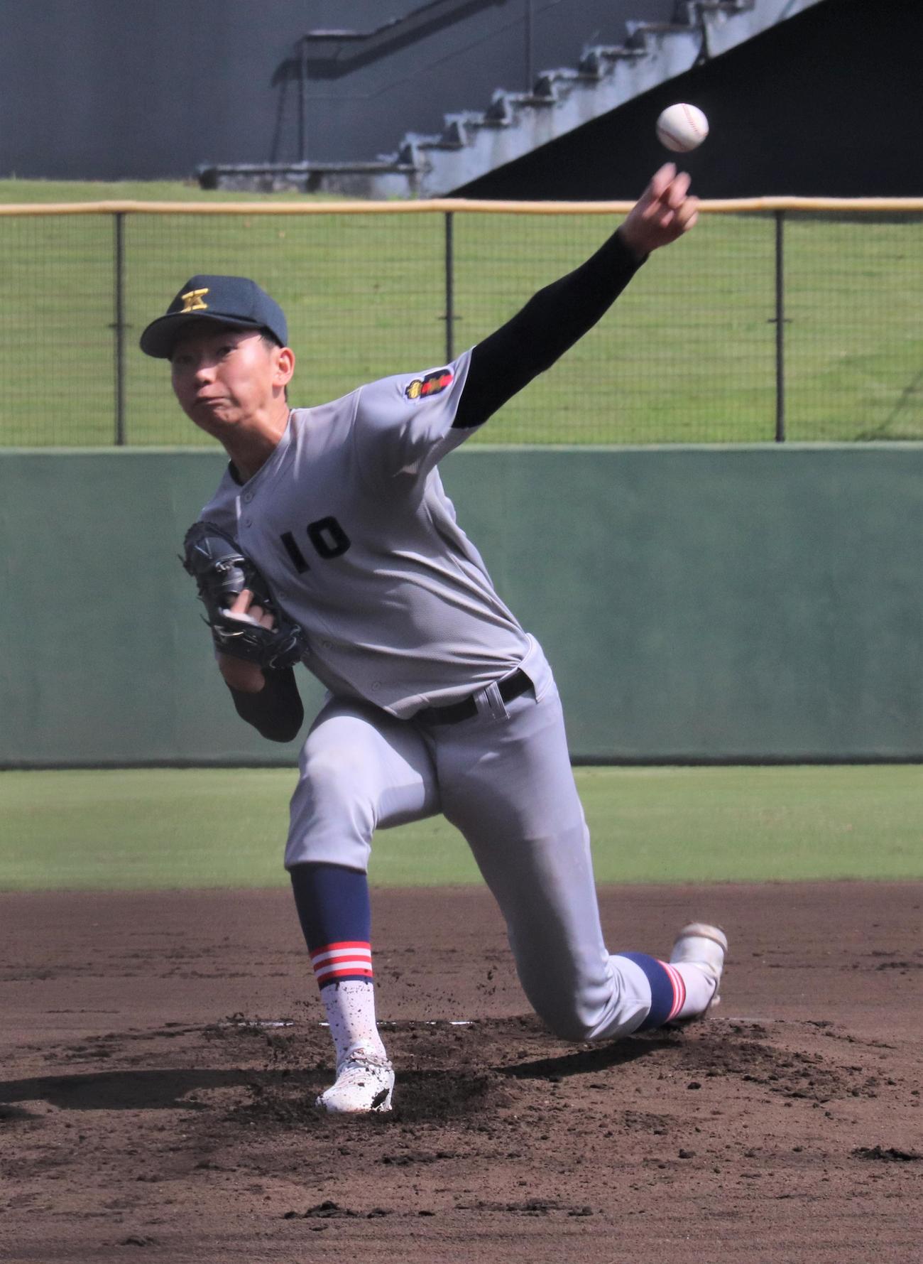 舞岡対慶応　先発し力投する慶応・鈴木（撮影・星夏穂）