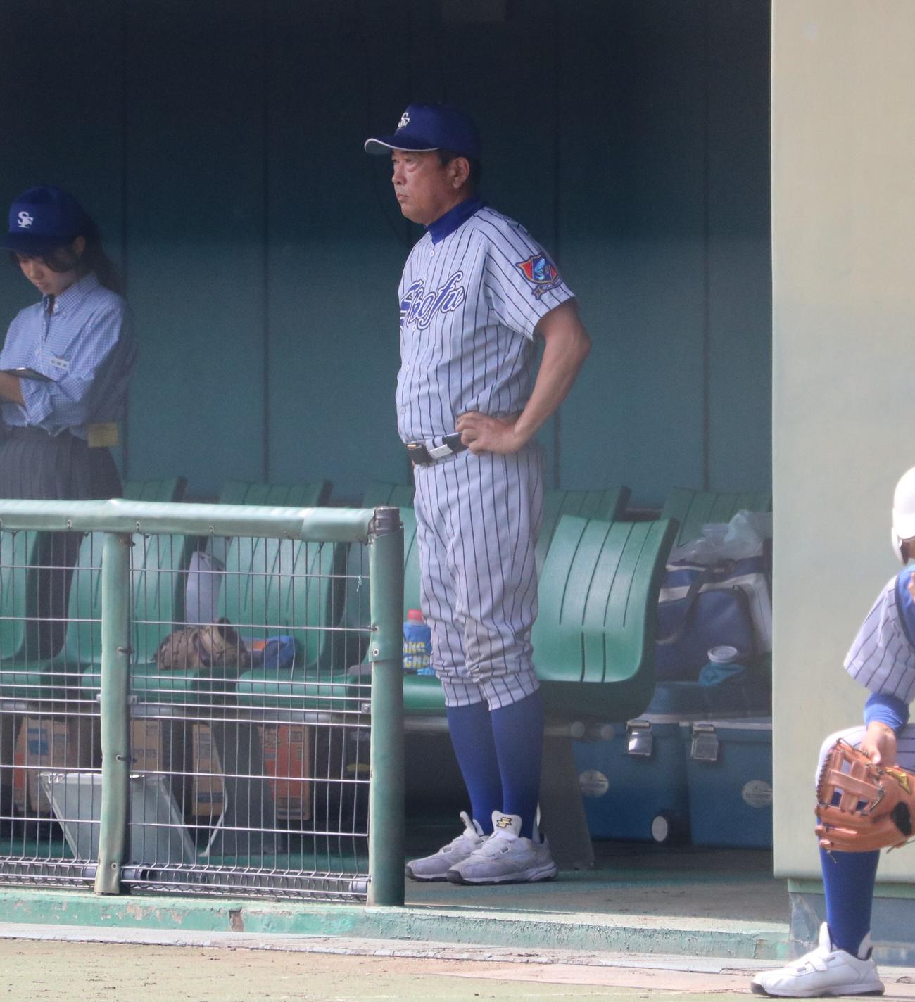 須磨翔風対市西宮　須磨翔風の中尾修監督はベンチから戦況を見つめる（撮影・林亮佑）