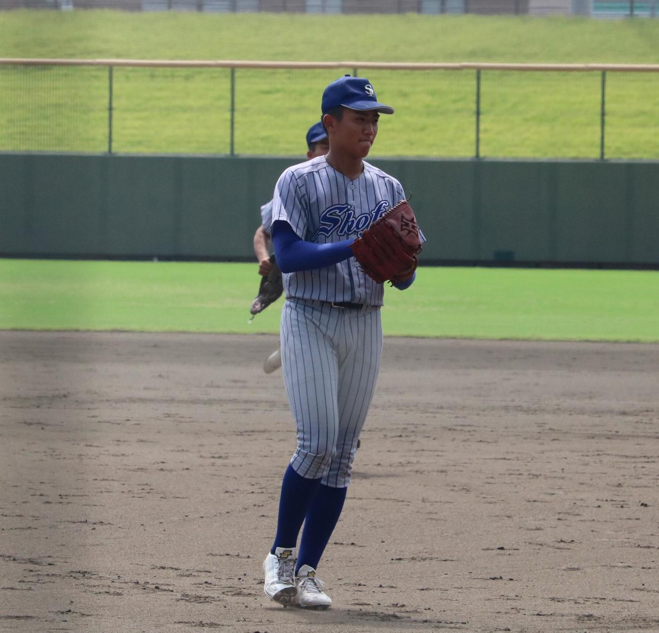 須磨翔風対市西宮　須磨翔風の槙野遥斗は完封勝ちし、グラブをたたく（撮影・林亮佑）