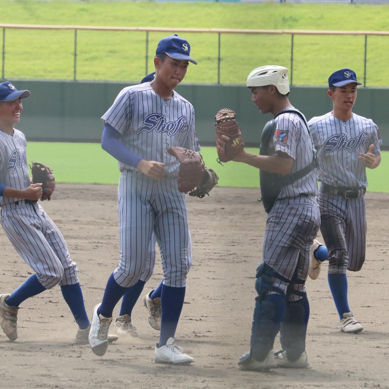 須磨翔風対市西宮　須磨翔風の槙野遥斗と西田修斗は試合後にタッチ（撮影・林亮佑）