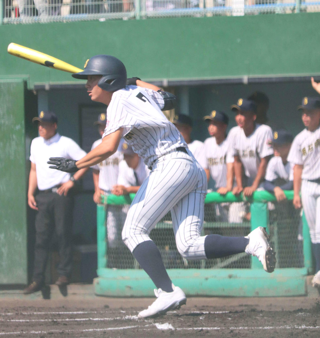 明石商対姫路工　初回、中前に先制打を放った明石商・来田遥斗（撮影・中島麗）