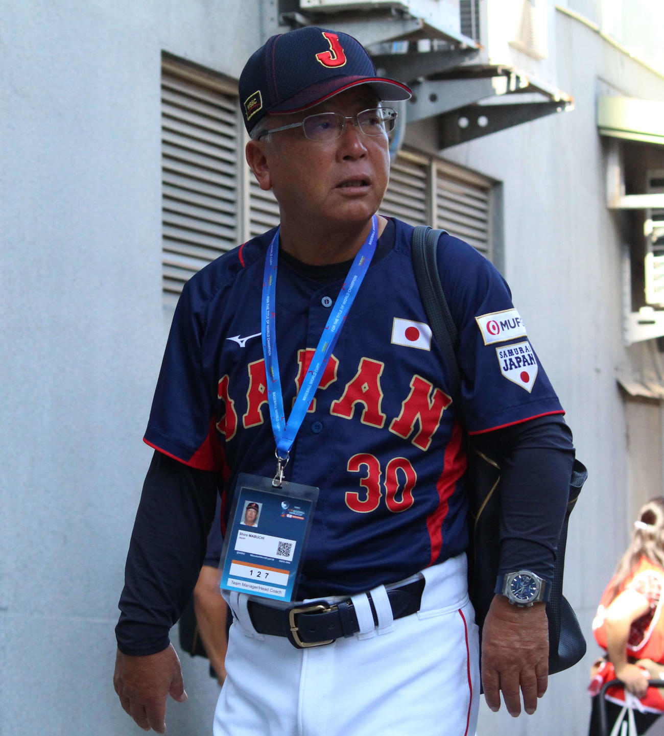 日本対台湾　決勝を前に球場入りする日本・馬淵監督（撮影・保坂恭子）