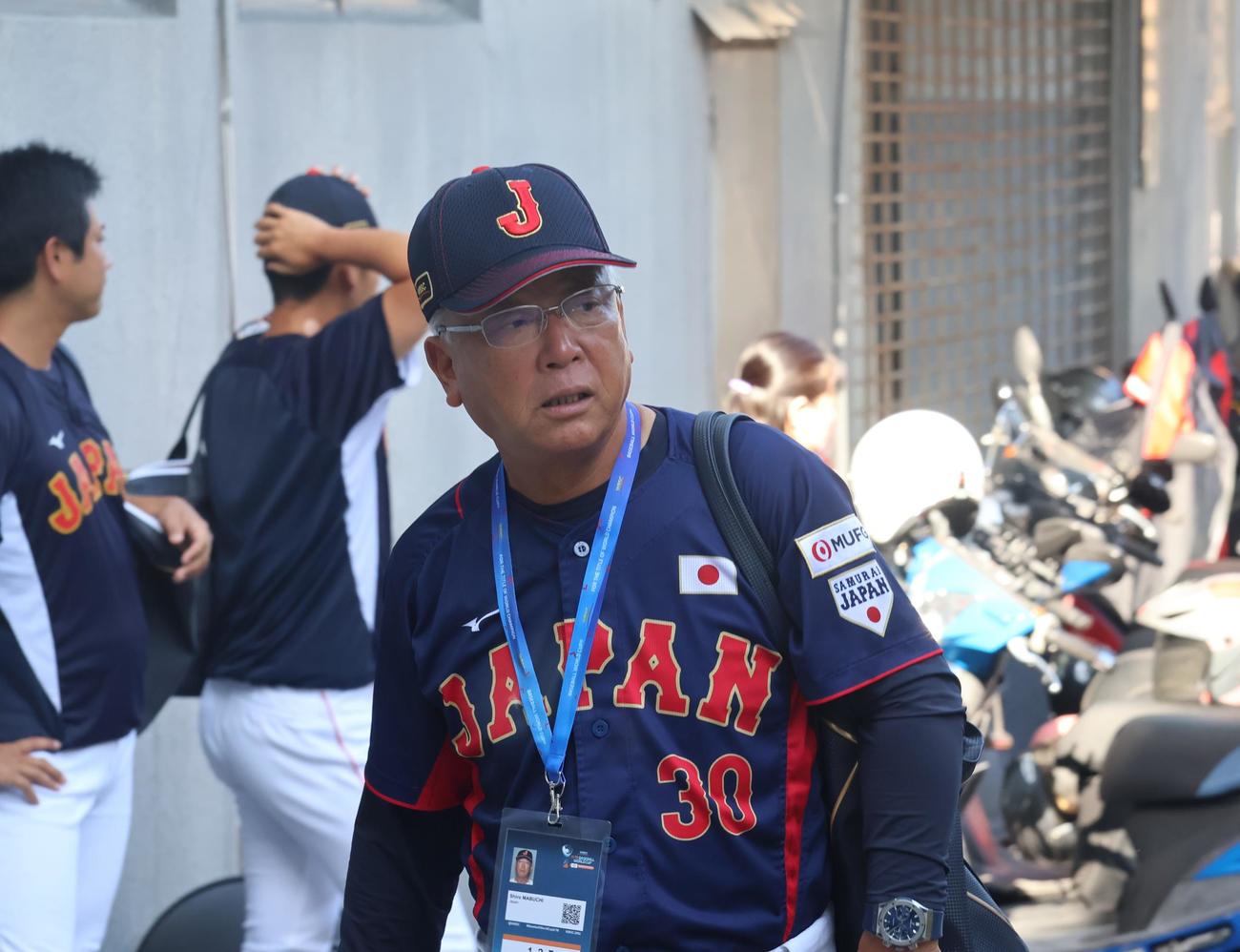 球場入りする日本・馬淵監督（撮影・柏原誠）