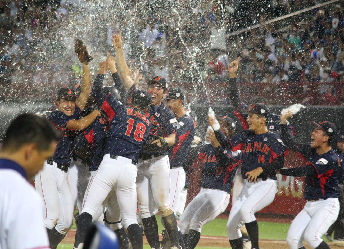 日本対台湾　優勝して喜ぶ日本の選手たち（撮影・保坂恭子）