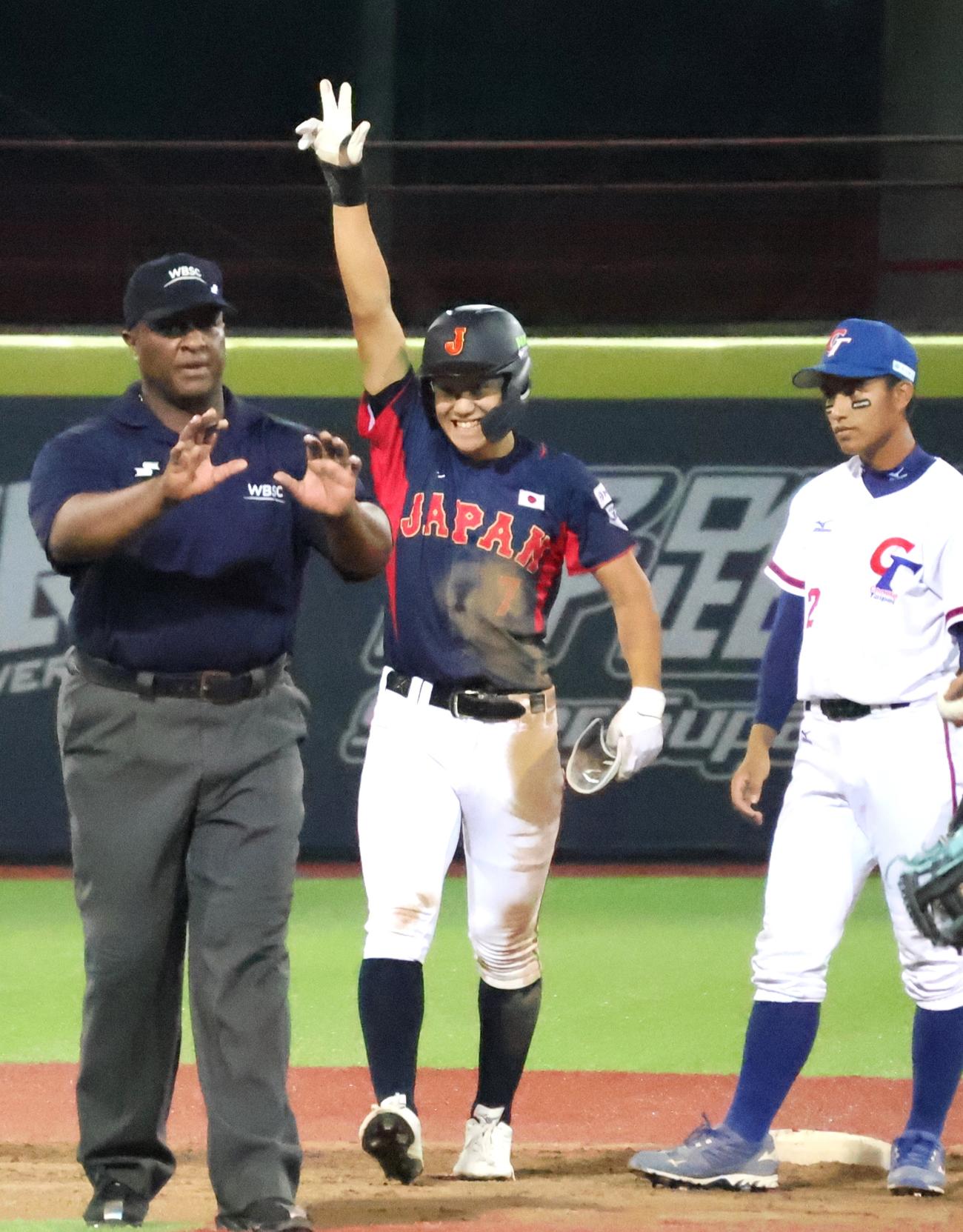 台湾戦の4回、スクイズを決め3本指ポーズで喜ぶ高中（撮影・柏原誠）