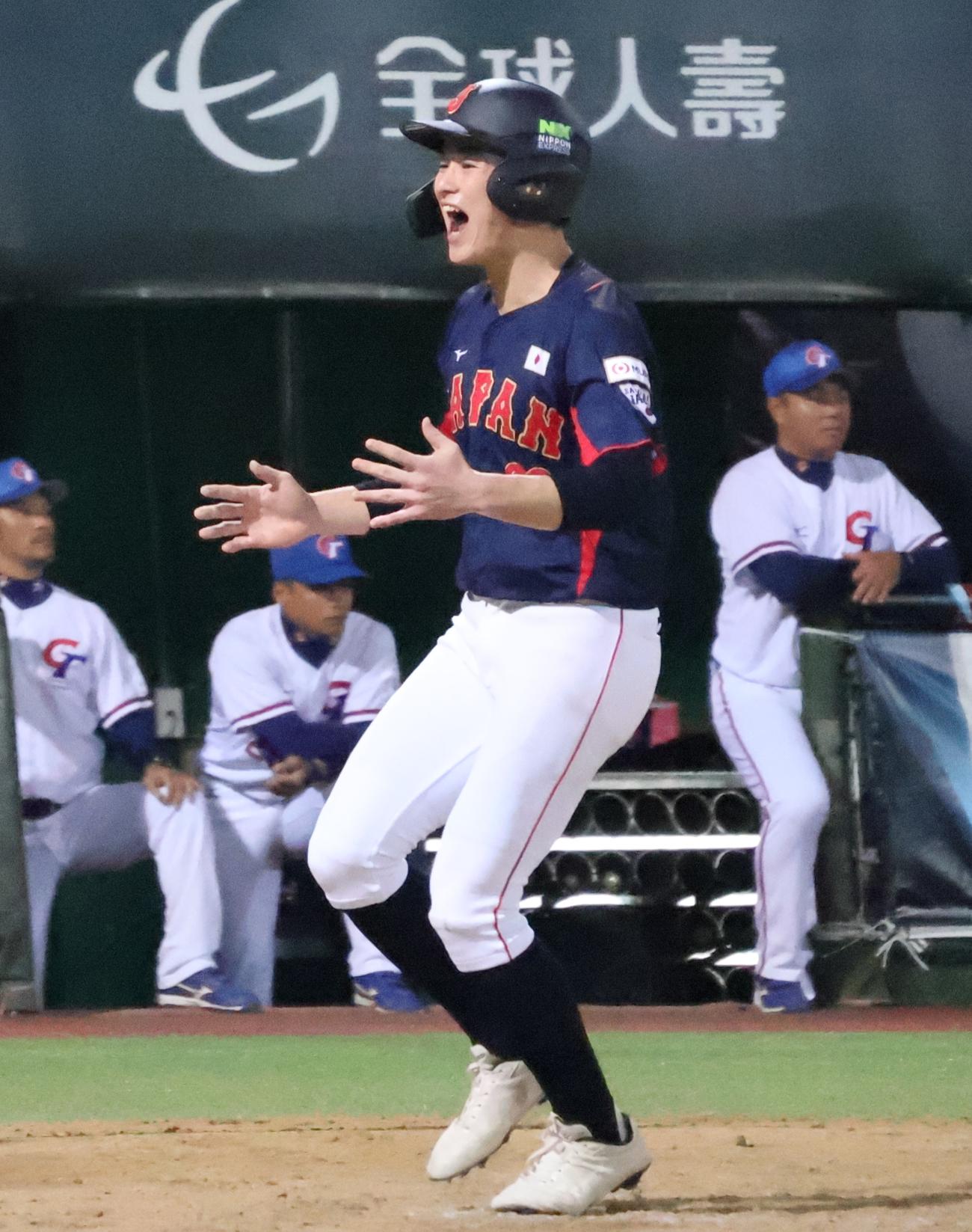 台湾戦の4回、敵失で生還した丸田（撮影・柏原誠）