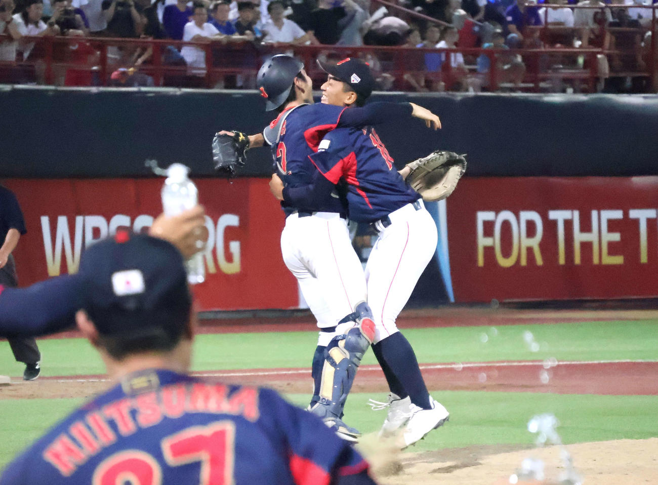 日本タイ対台湾　優勝を決め抱き合う前田（右）と尾形（撮影・柏原誠）