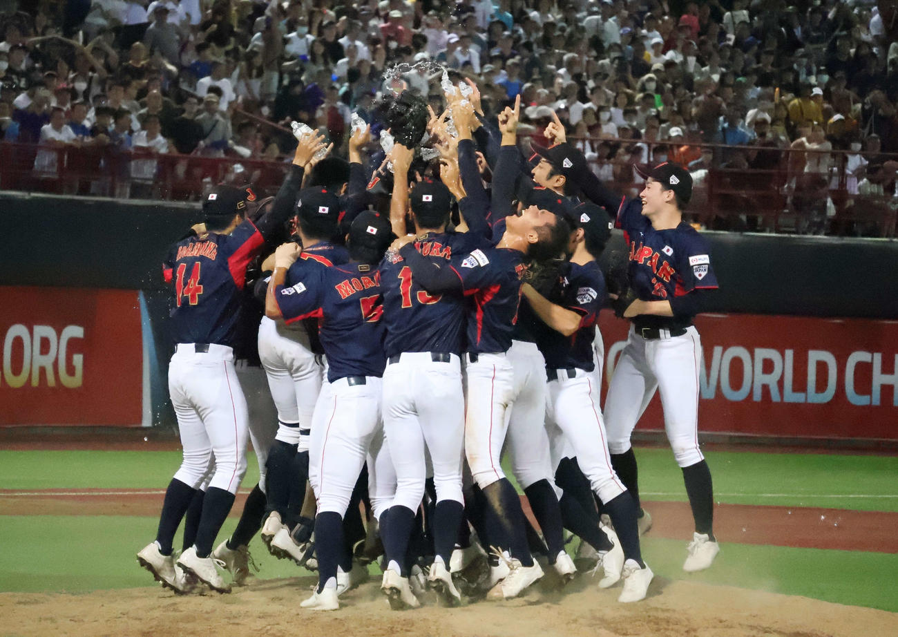 日本対台湾　優勝を決め喜ぶ日本代表（撮影・柏原誠）