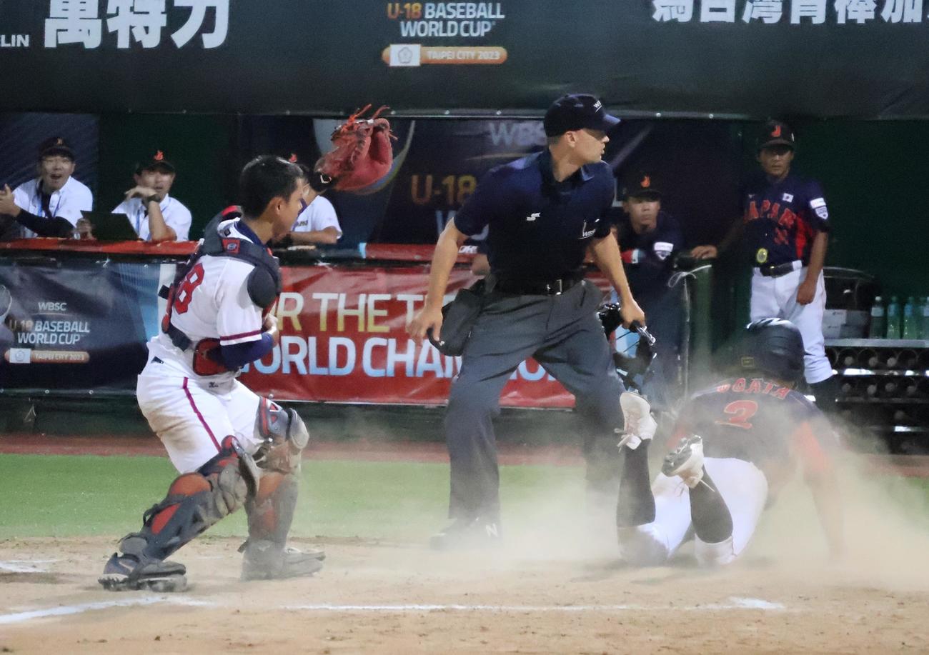 6回、高中の適時打で本塁突入する緒方（撮影・柏原誠）