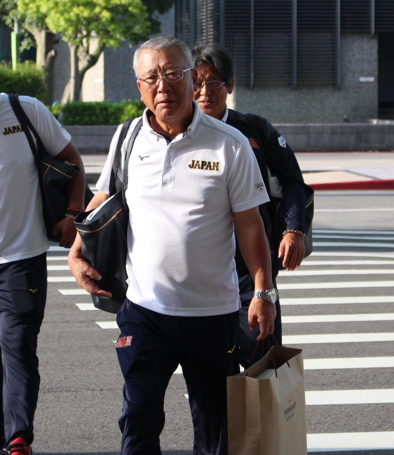 帰国の途につく日本・馬淵監督（撮影・保坂恭子）
