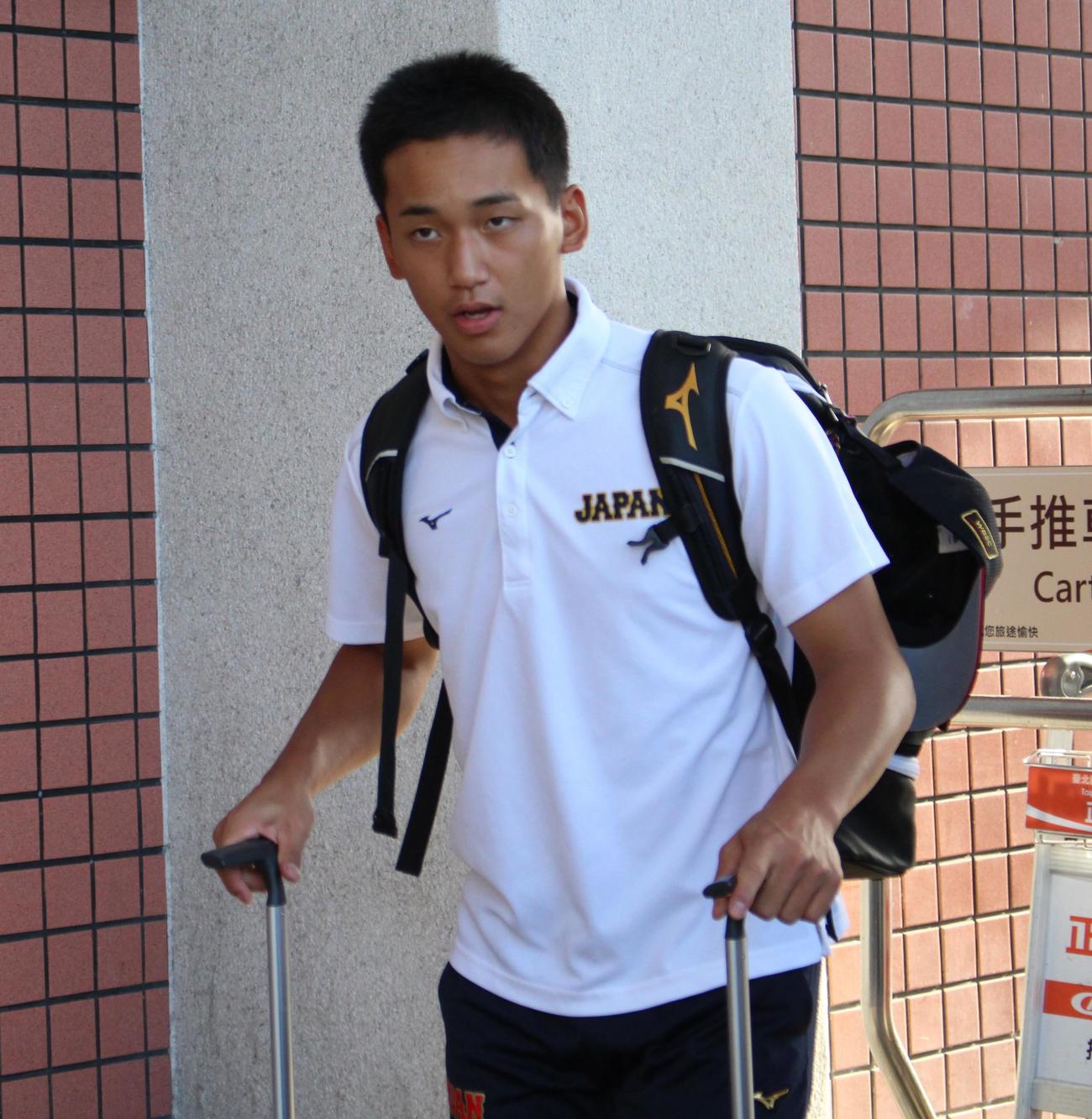 帰国のため空港に到着した前田（撮影・保坂恭子）