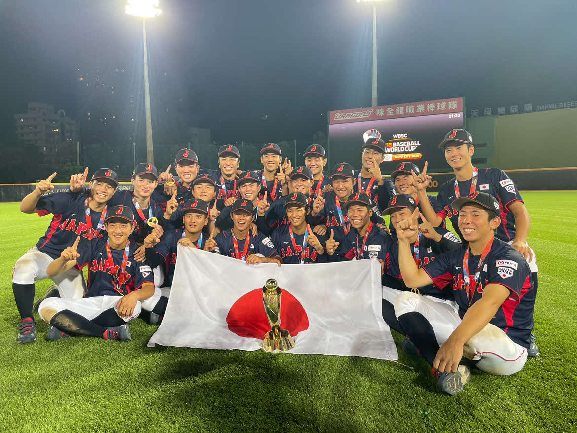 10日、セレモニー後、金メダルを首にかけたU18日本代表選手陣は日の丸とトロフィーとともに記念撮影（撮影・保坂恭子）