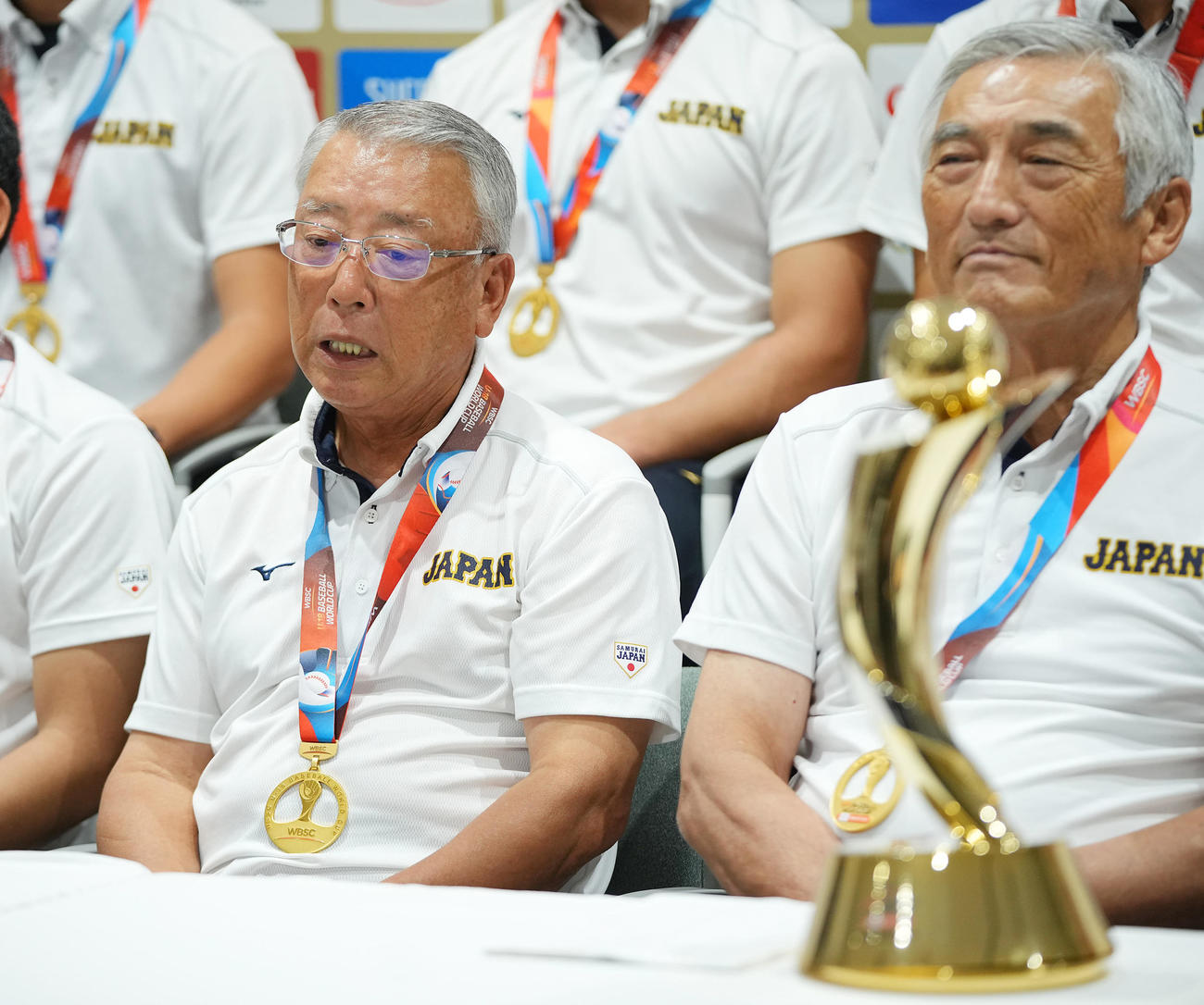 羽田空港に帰国し取材に応じるU18日本代表の馬淵監督（左）（撮影・垰建太）