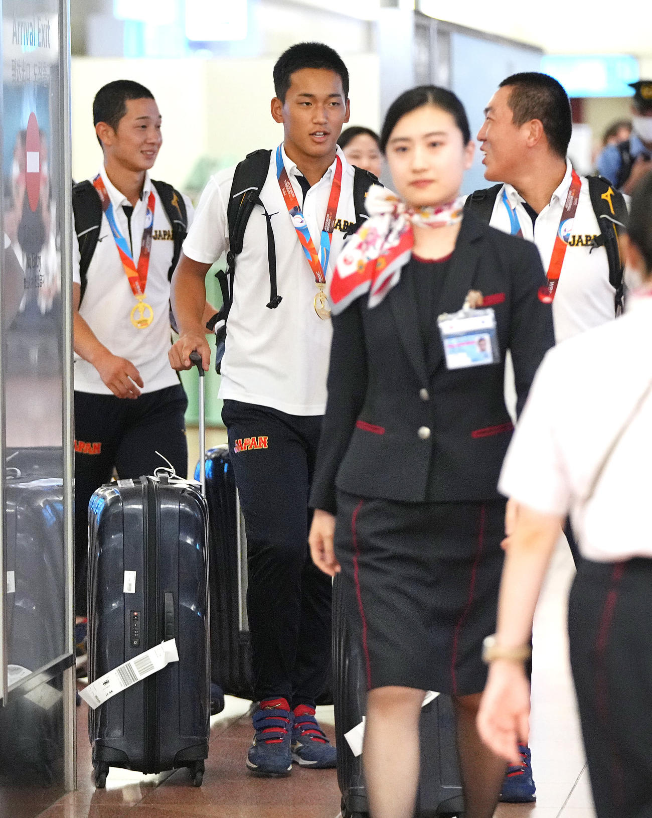 羽田空港に帰国した小林（右）、前田（中央）らU18の選手たち（撮影・垰建太）