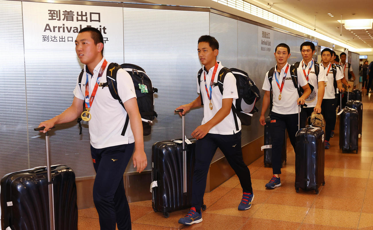 羽田空港に帰国した、前田（左から2人目）らU18の選手たち（撮影・垰建太）