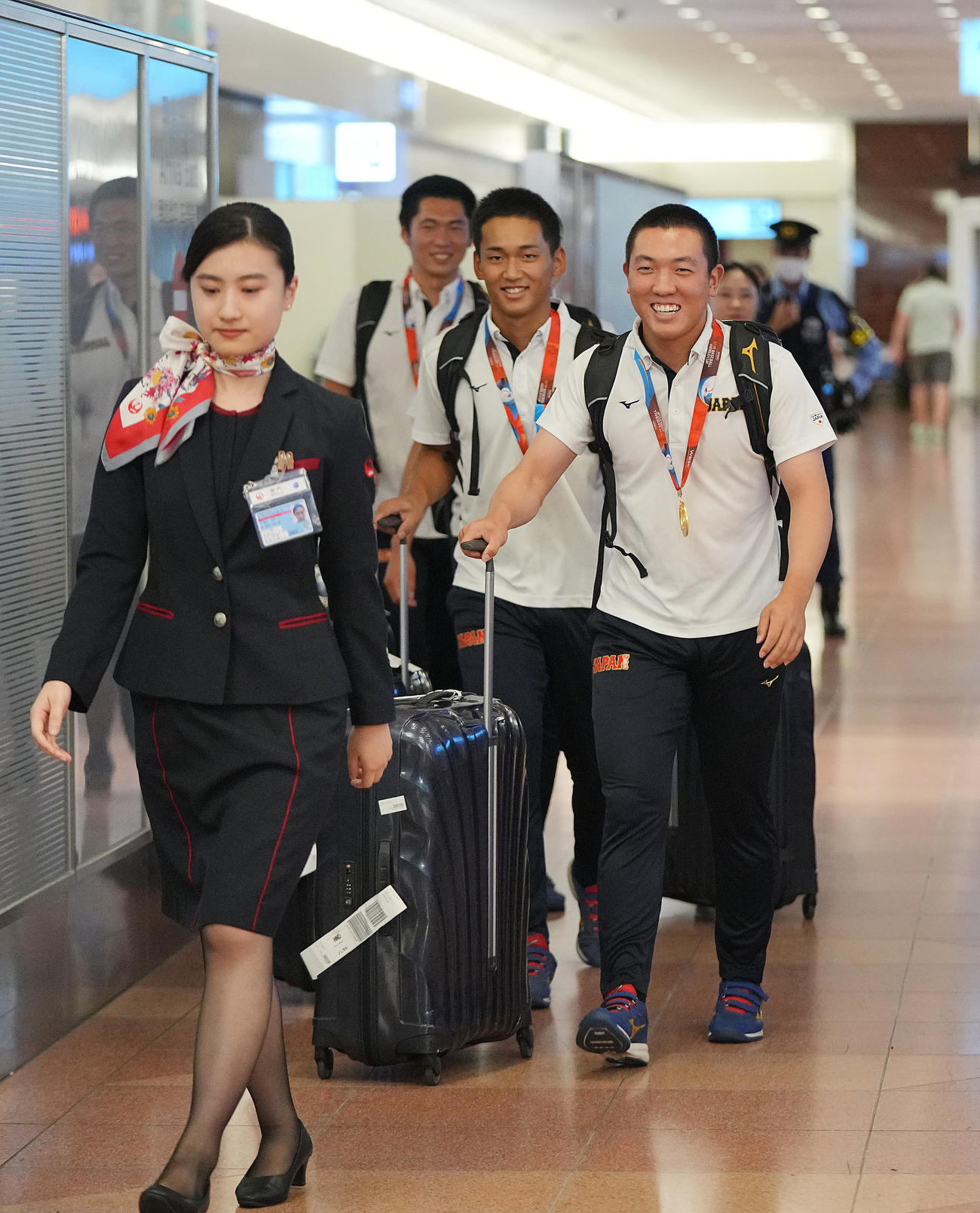 羽田空港に帰国した小林（右）、前田（中央）らU18の選手たち（撮影・垰建太）