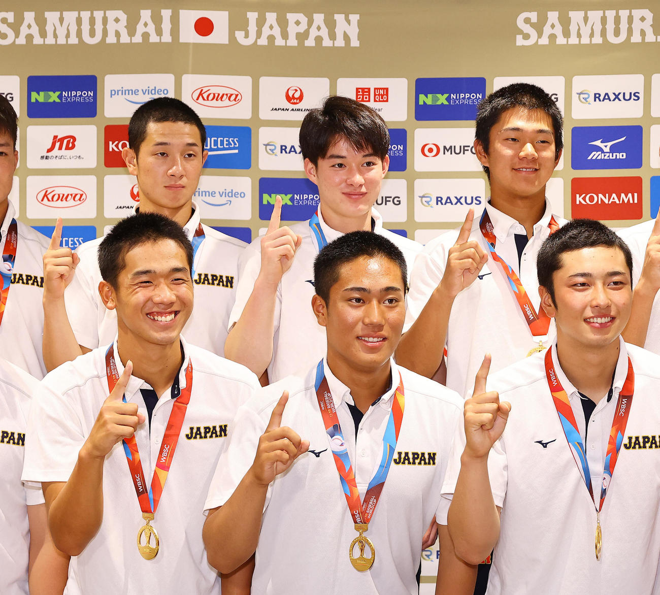 羽田空港に帰国し笑顔で写真に納まるU18日本代表の選手たち。前列左から木村、森、高橋、後列左から中山、丸田、森田（撮影・垰建太）