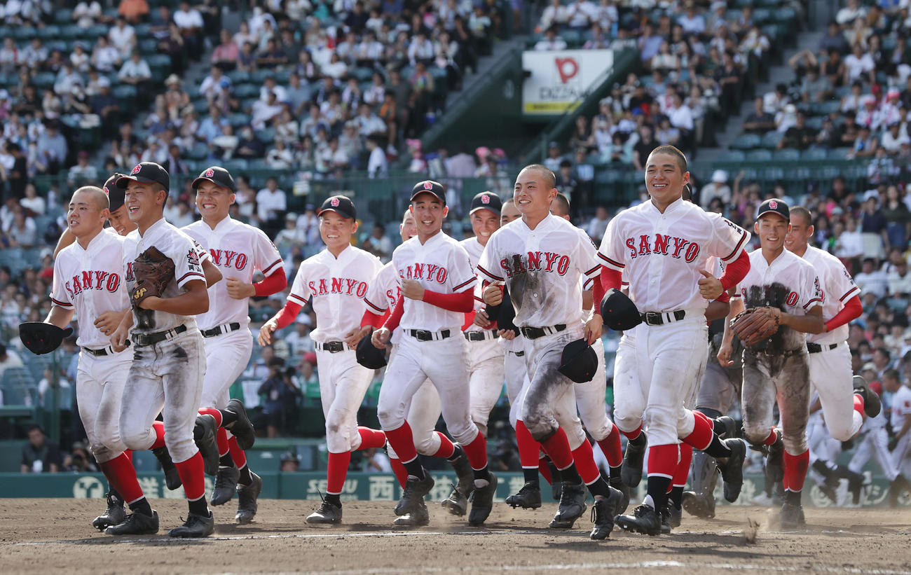 日大山形対おかやま山陽　日大山形に勝利し、笑顔で駆けだすおかやま山陽ナイン（2023年8月8日撮影）