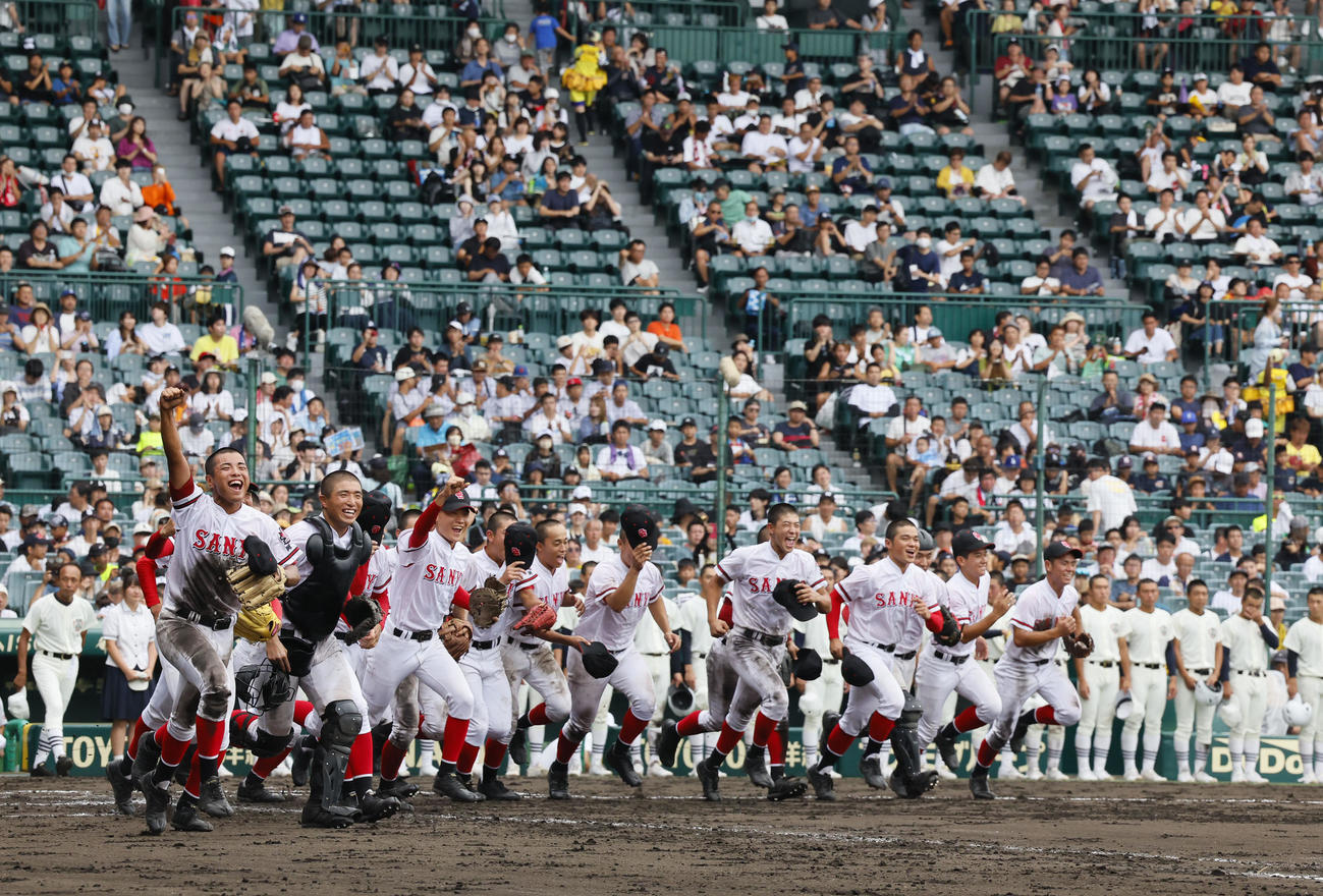 日大三対おかやま山陽　日大三に勝利し、駆けだすおかやま山陽ナイン（2023年8月17日撮影）