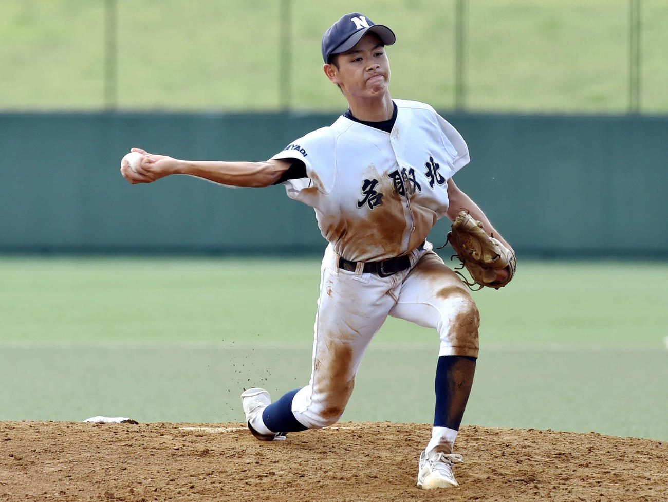 横手から繰り出す投球で2失点完投した名取北・鞠子（撮影・相沢孔志）