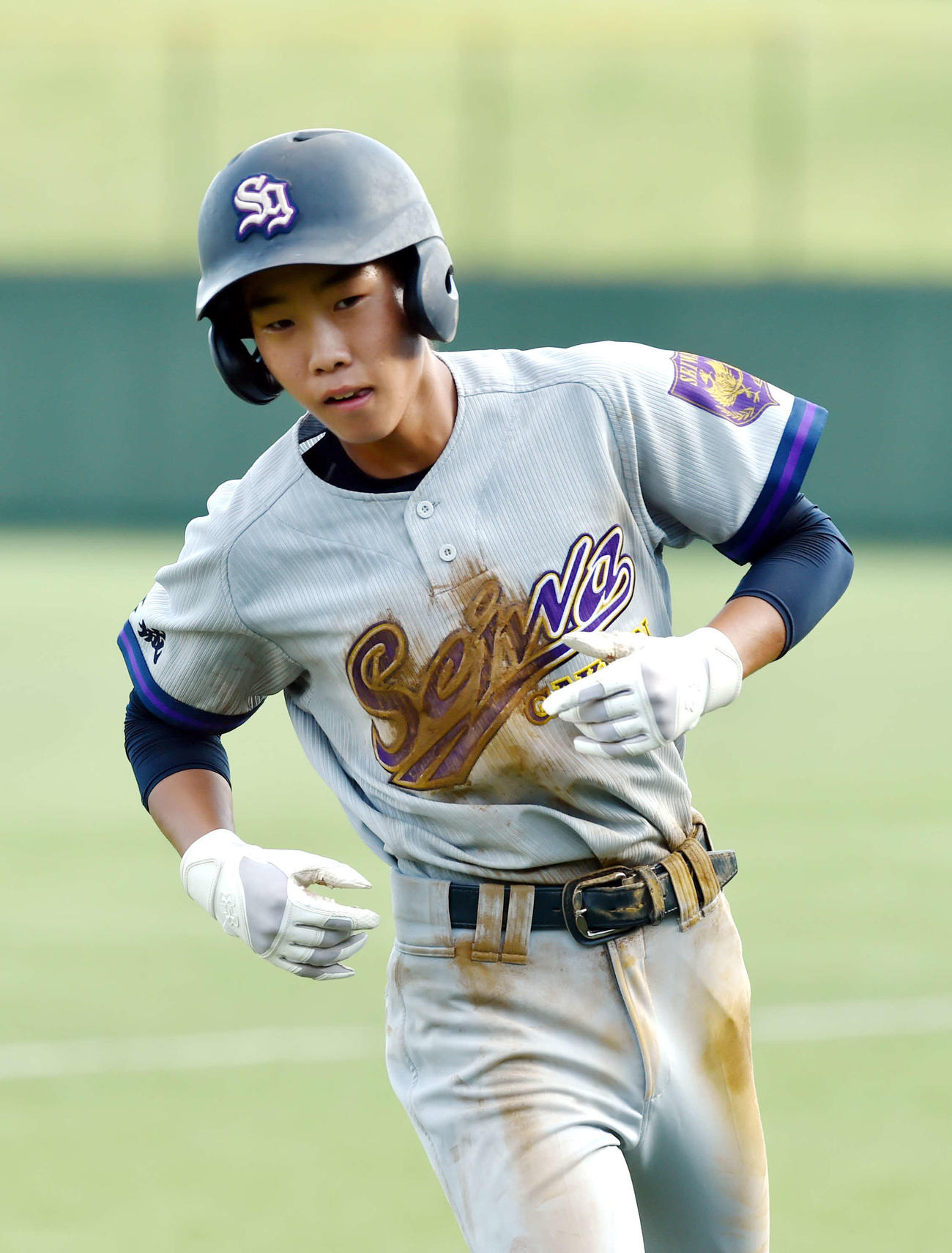 柴田対聖和学園　7回裏聖和学園無死一、二塁、三犠打を決めてベンチに戻る中善寺（撮影・相沢孔志）