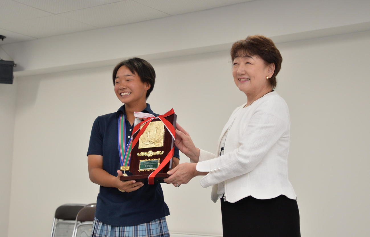 記念盾を手に笑顔の内田主将（左）と郡市長