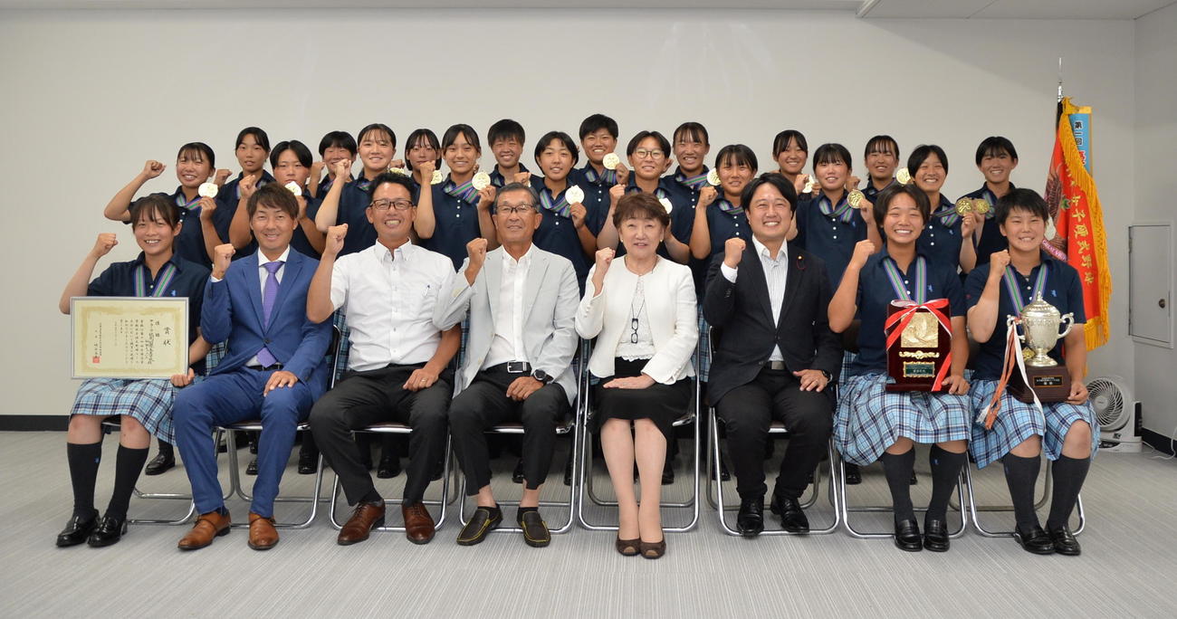 笑顔で記念撮影する内田主将（前列右から2人目）らクラーク仙台ナイン