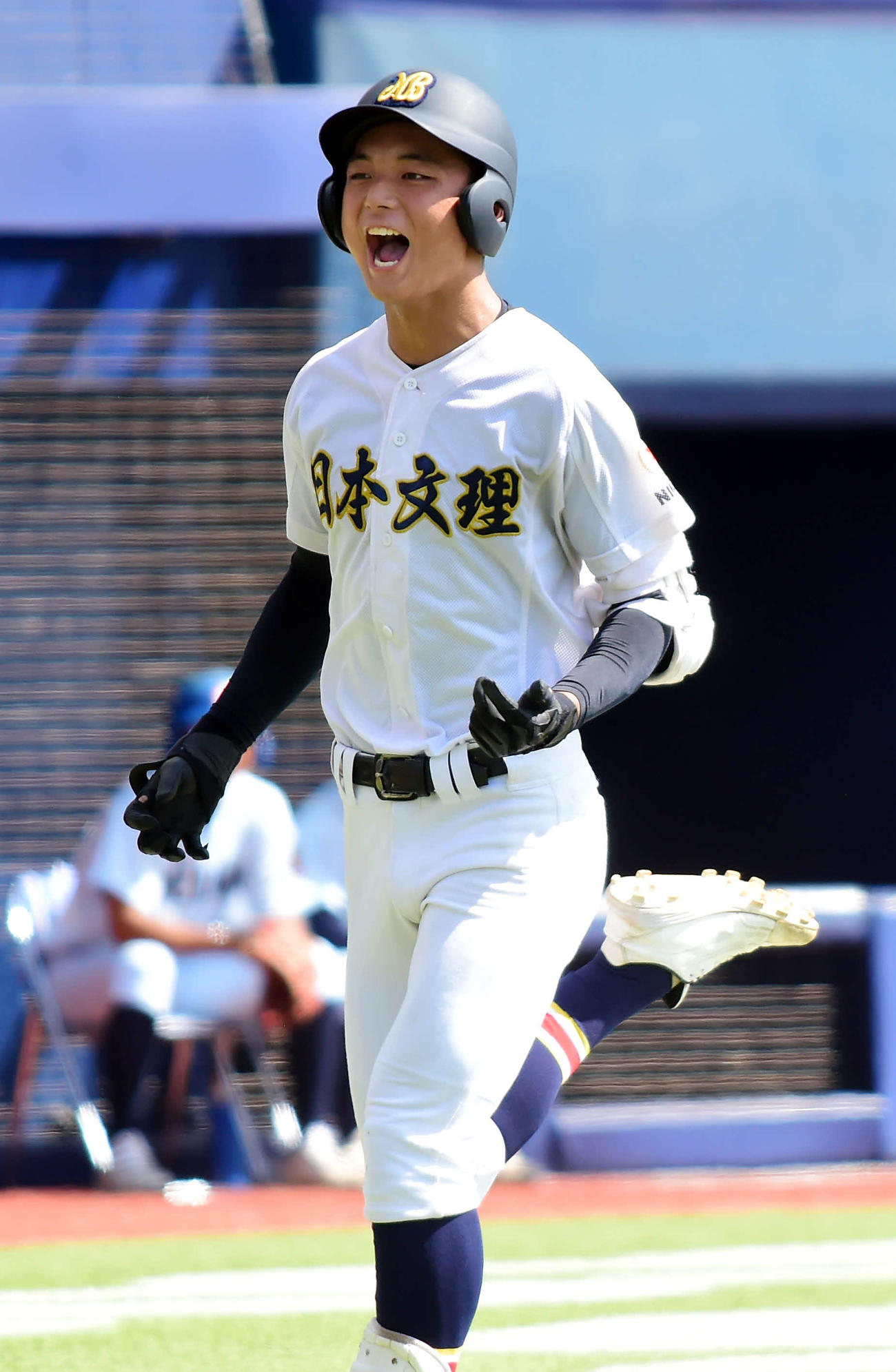 先制の左越え3ランを放ち、ほえる日本文理・本田