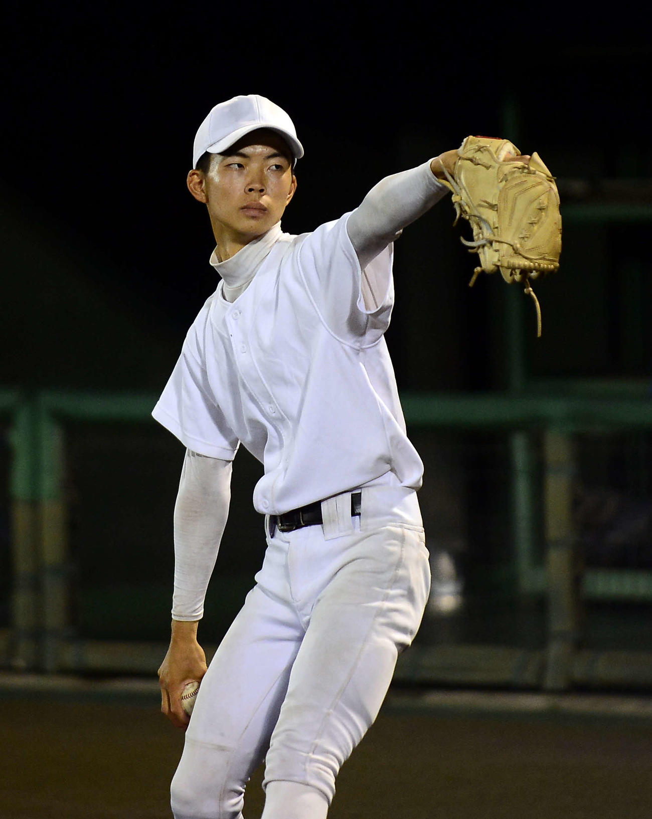 引き締まった表情でキャッチボールをする清水東・加藤