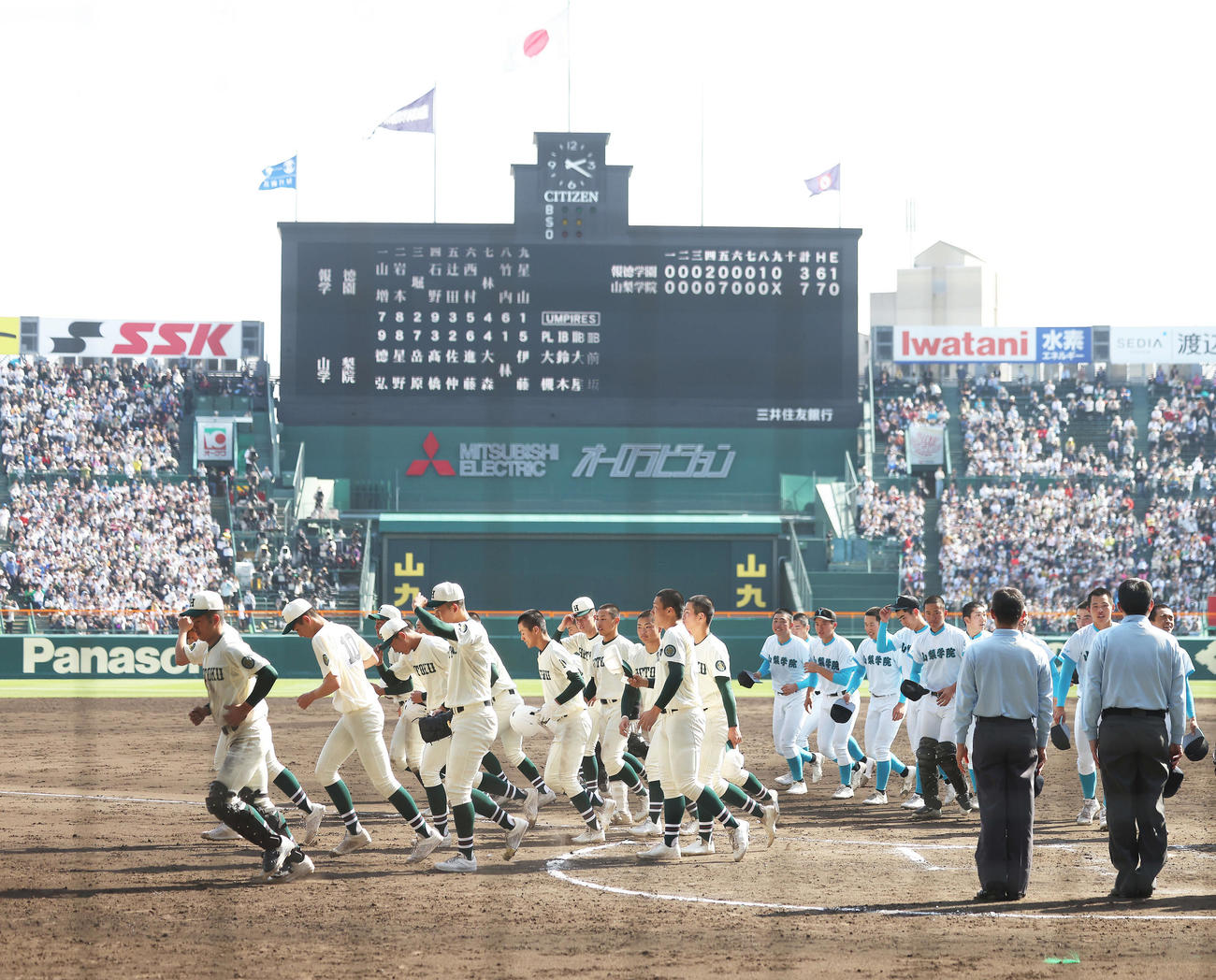 23年4月1日　報徳学園対山梨学院　試合後、あいさつを終えた両チーム。右は優勝の山梨学院。左は敗れた報徳学園ナイン