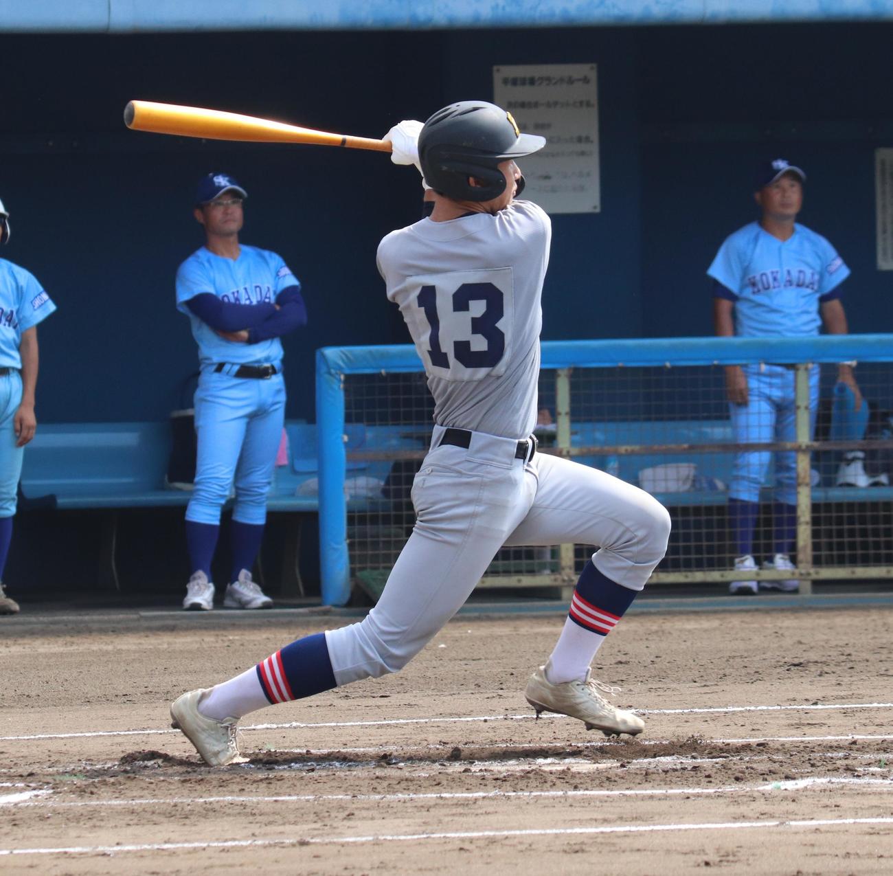湘南工大付対慶応　1回裏慶応2死一、二塁　先制の左越え3ランを放つ高津（撮影・星夏穂）
