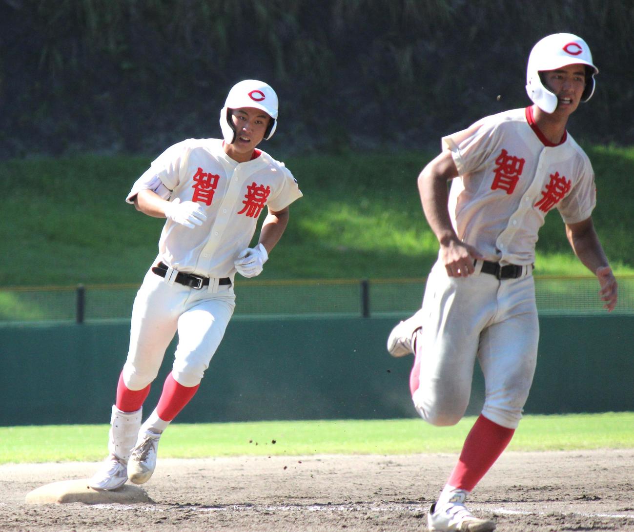 4回、右越え満塁弾を放った智弁学園・浅井（左）（撮影・柏原誠）