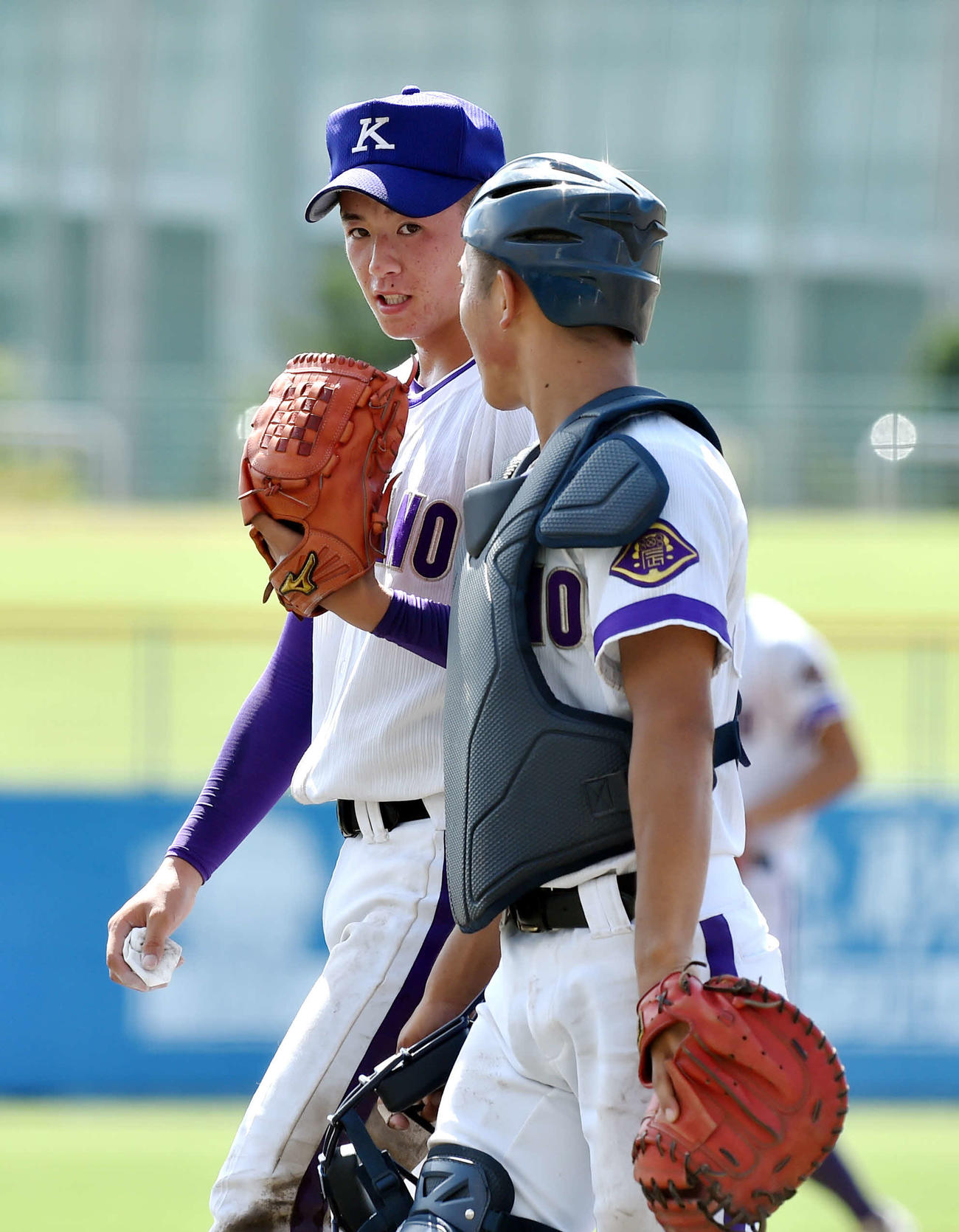 秋田対金足農　7回表終了後、金足農・相馬（右）と話しながらベンチに引き揚げる吉田（撮影・相沢孔志）