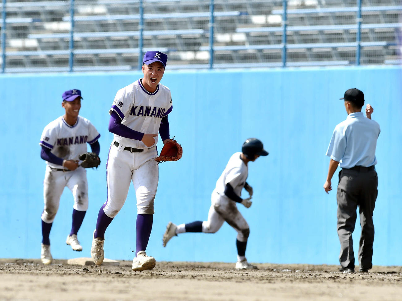 9回、最後のアウトを一邪飛で奪い、整列に向かう金足農・吉田