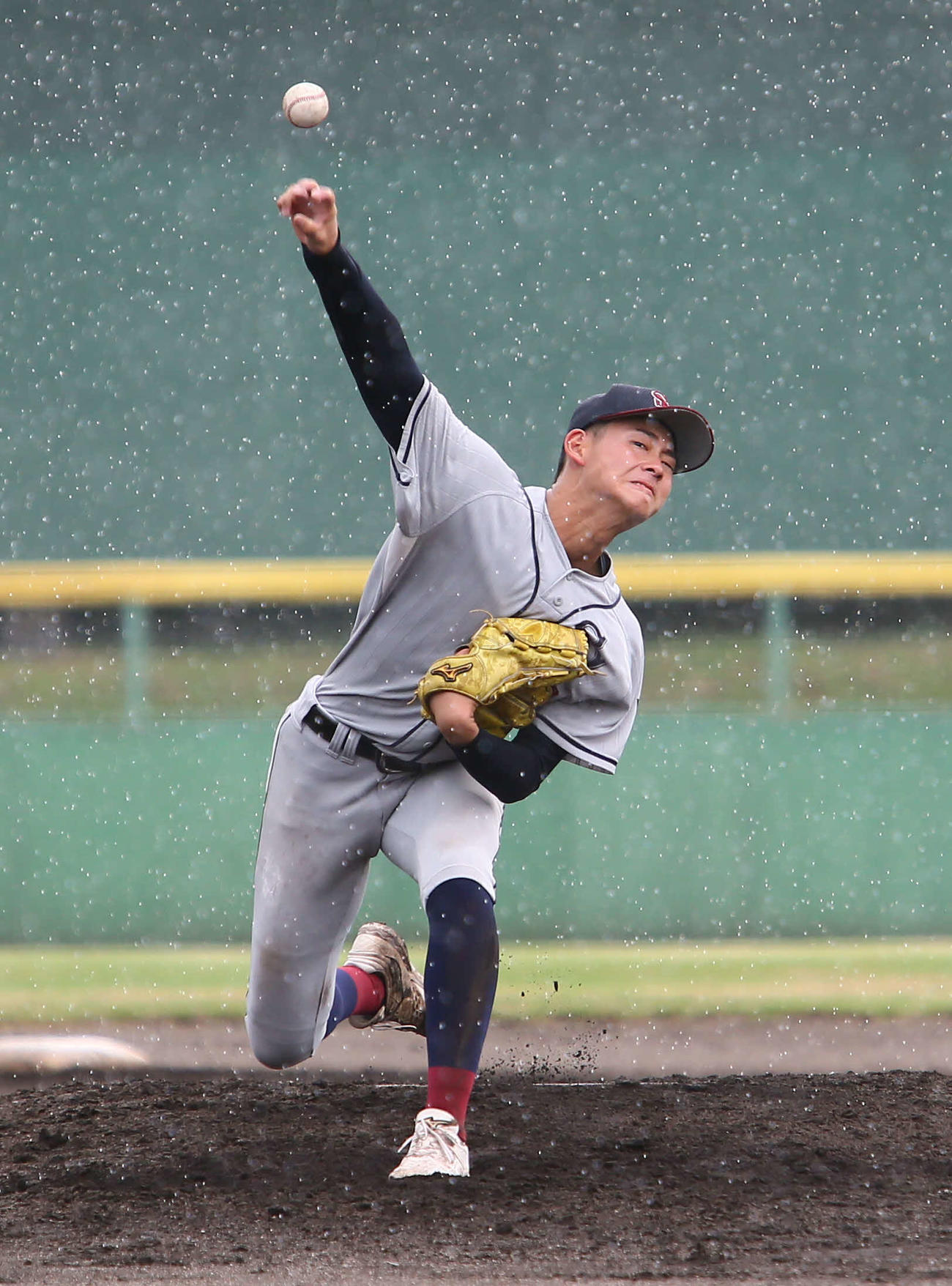 時折、激しい雨が降る中、力投する関根学園・佐伯
