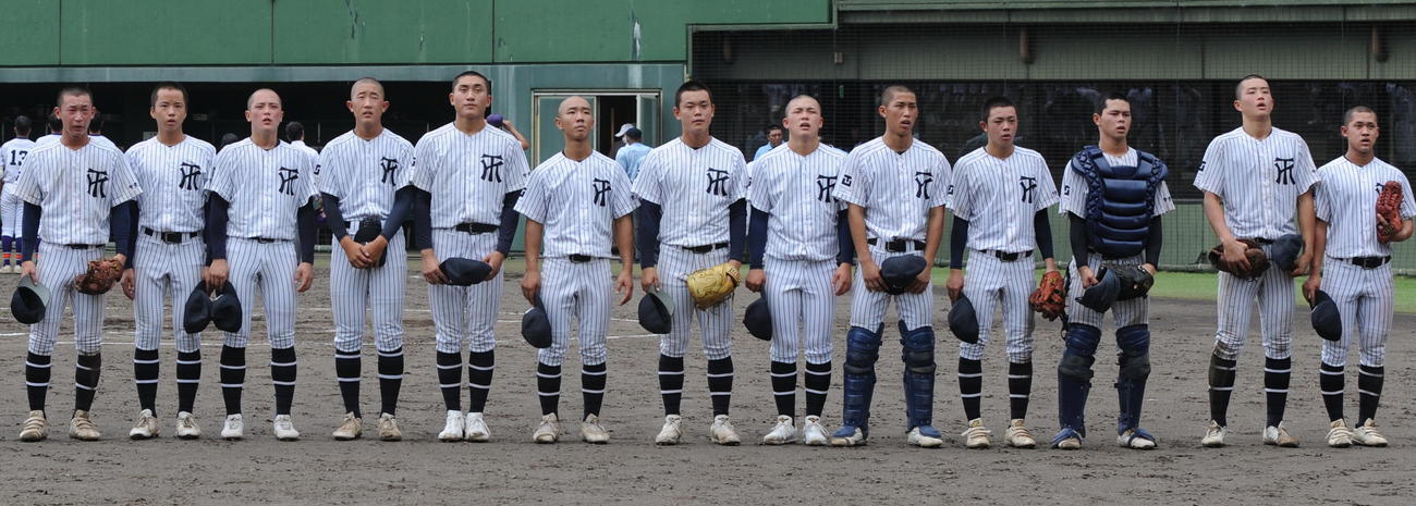 試合後、スタンドに向かってあいさつする常葉大菊川ナイン