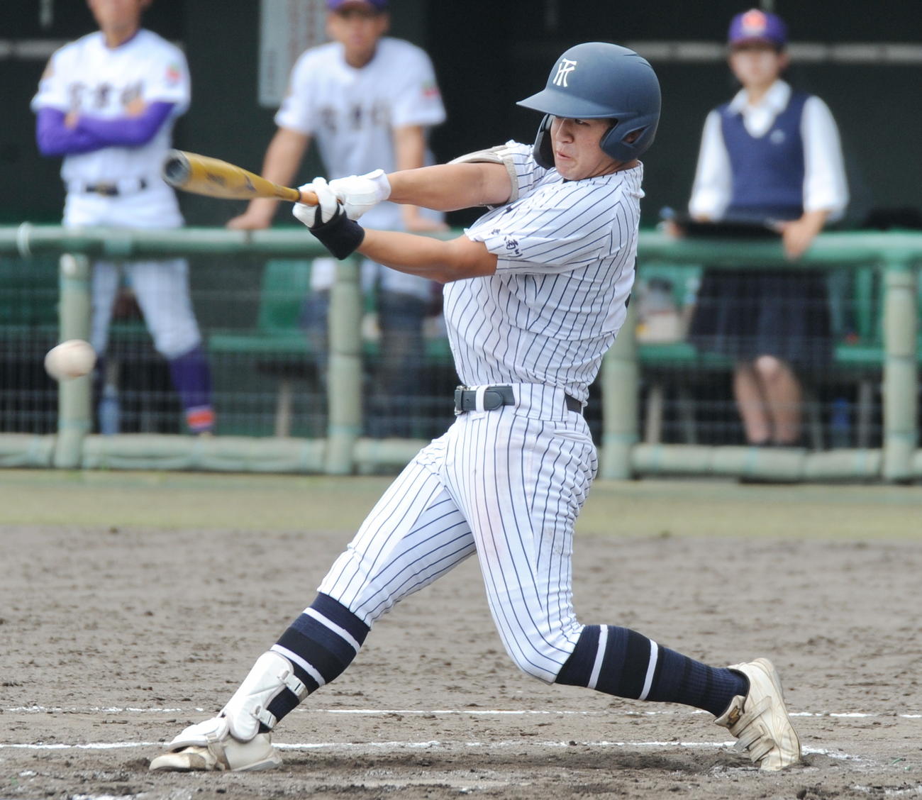 7回無死一、三塁、先制の右前適時打を放つ常葉大菊川・鈴木来空