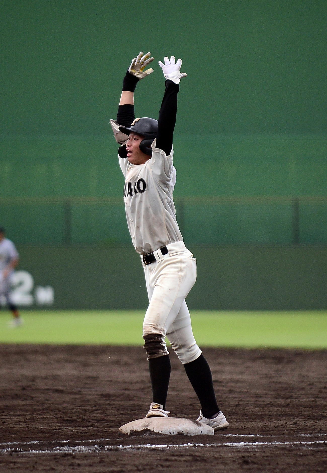 8回表浜松工1死一、二塁、勝ち越しの右前適時打を放ち、ベンチに向かって両手を上げる浜松工・小粥