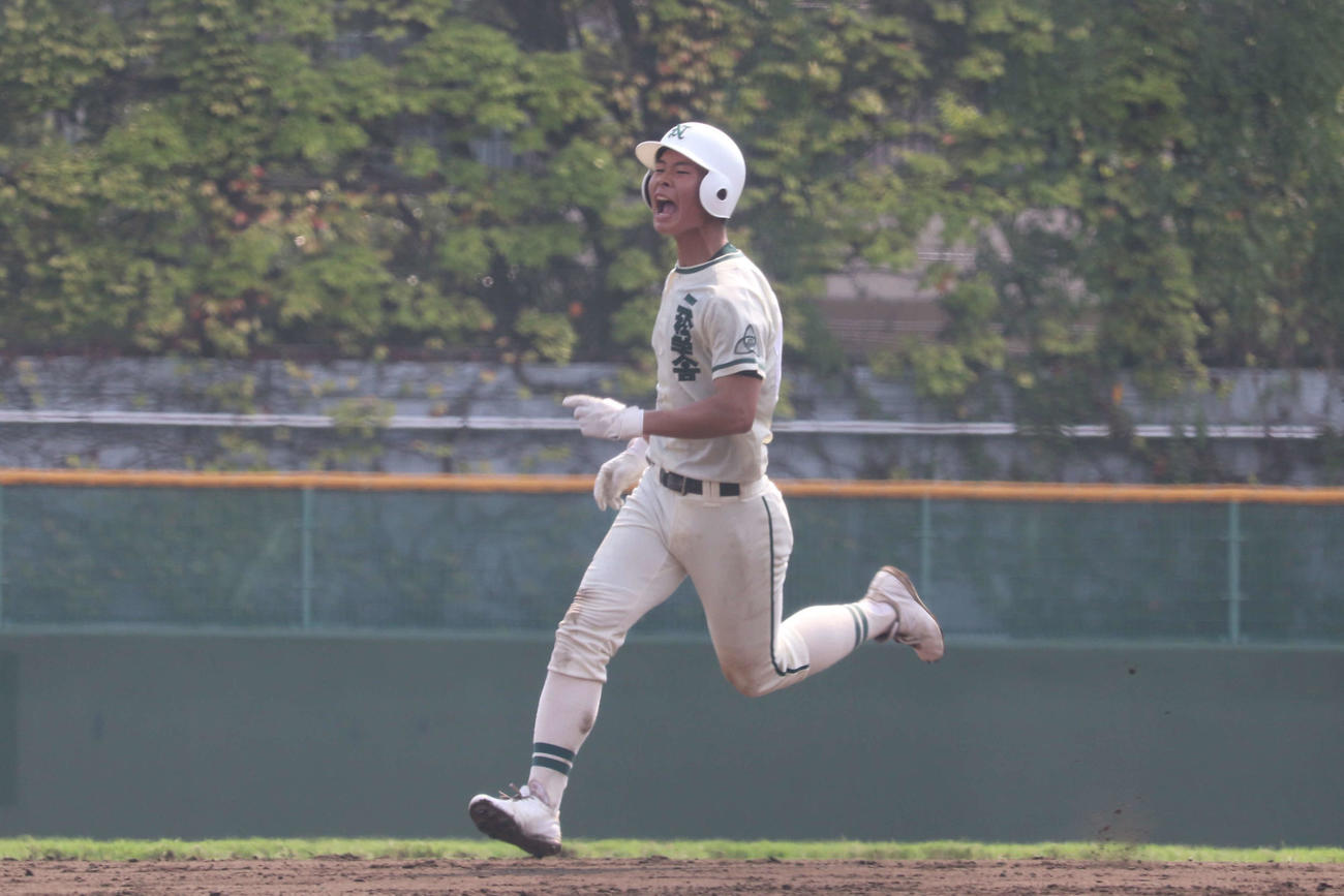 二松学舎大付－帝京　二松学舎大付－帝京　4回、右越えソロ本塁打を放ち、雄たけびをあげる二松学舎大付、小枝（撮影・保坂淑子）